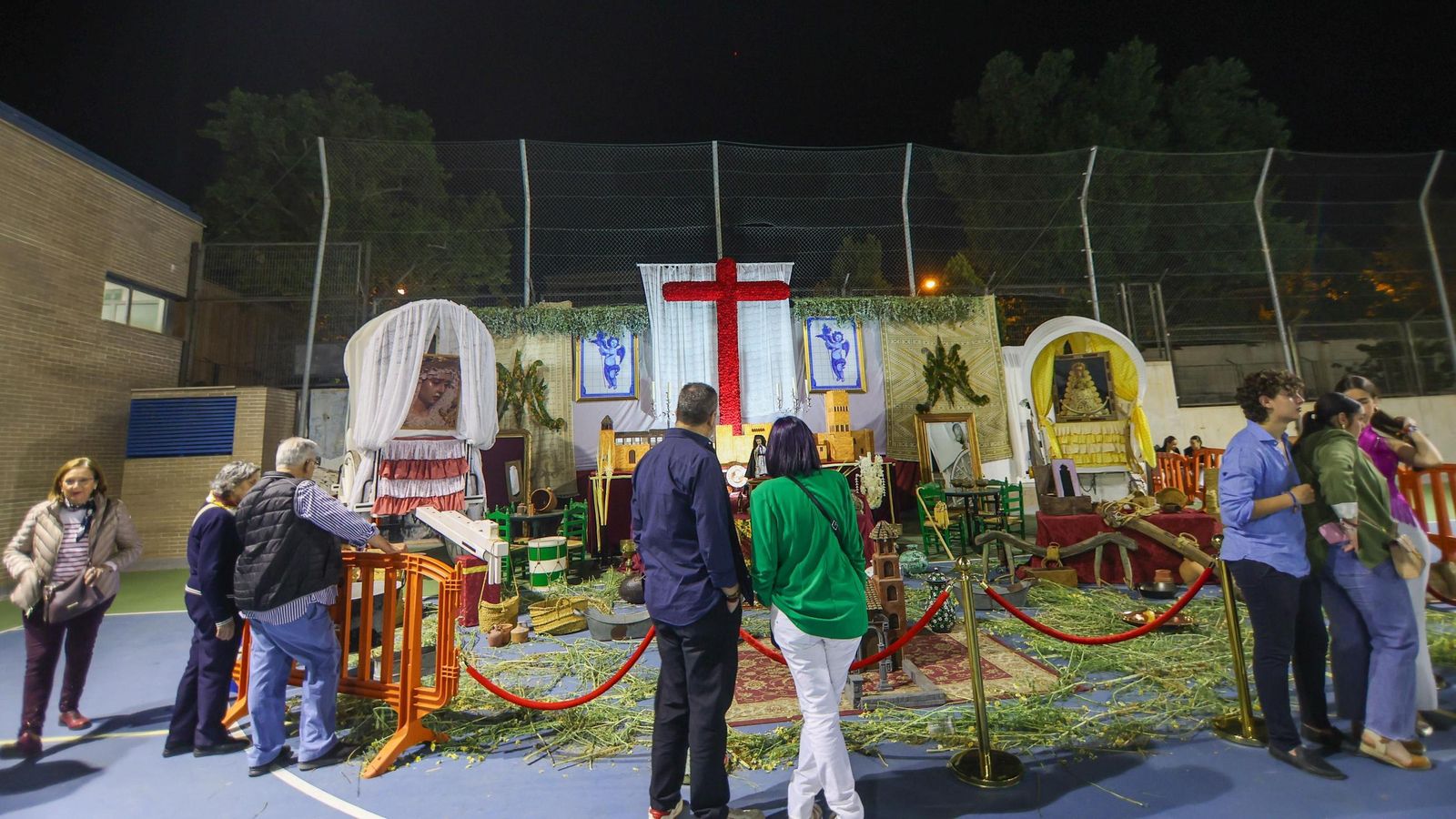 Cruz conjunta entre la cofradía de Escolapios y la Hermandad del Rocio