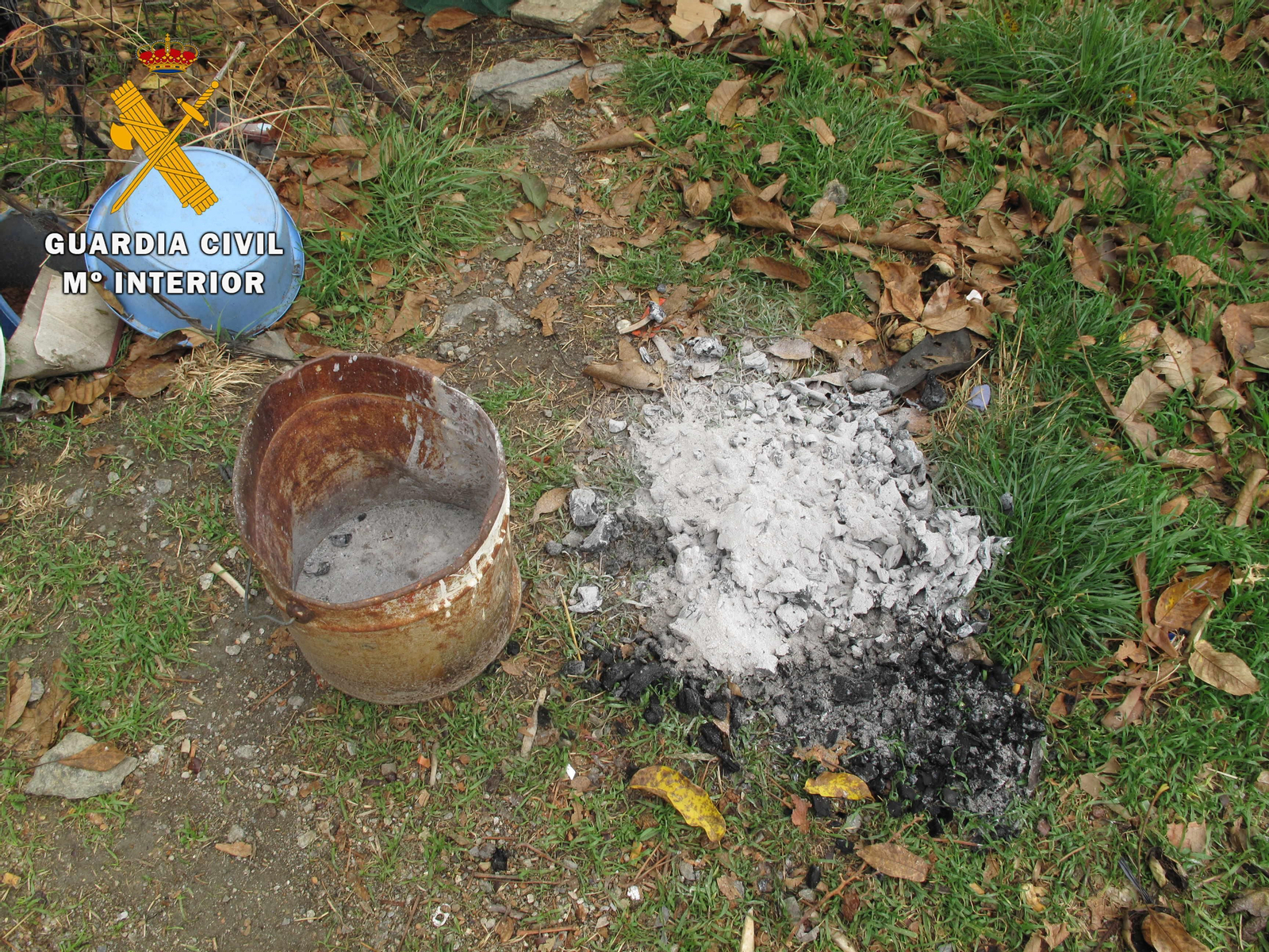 Cubo con ascuas hallado en el cortijo de La Alpujarra por la Guardia Civil.