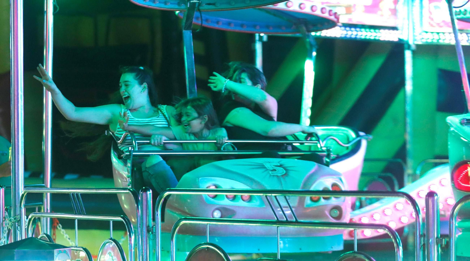 Disfrutando los cacharritos de la Feria de Tarifa.