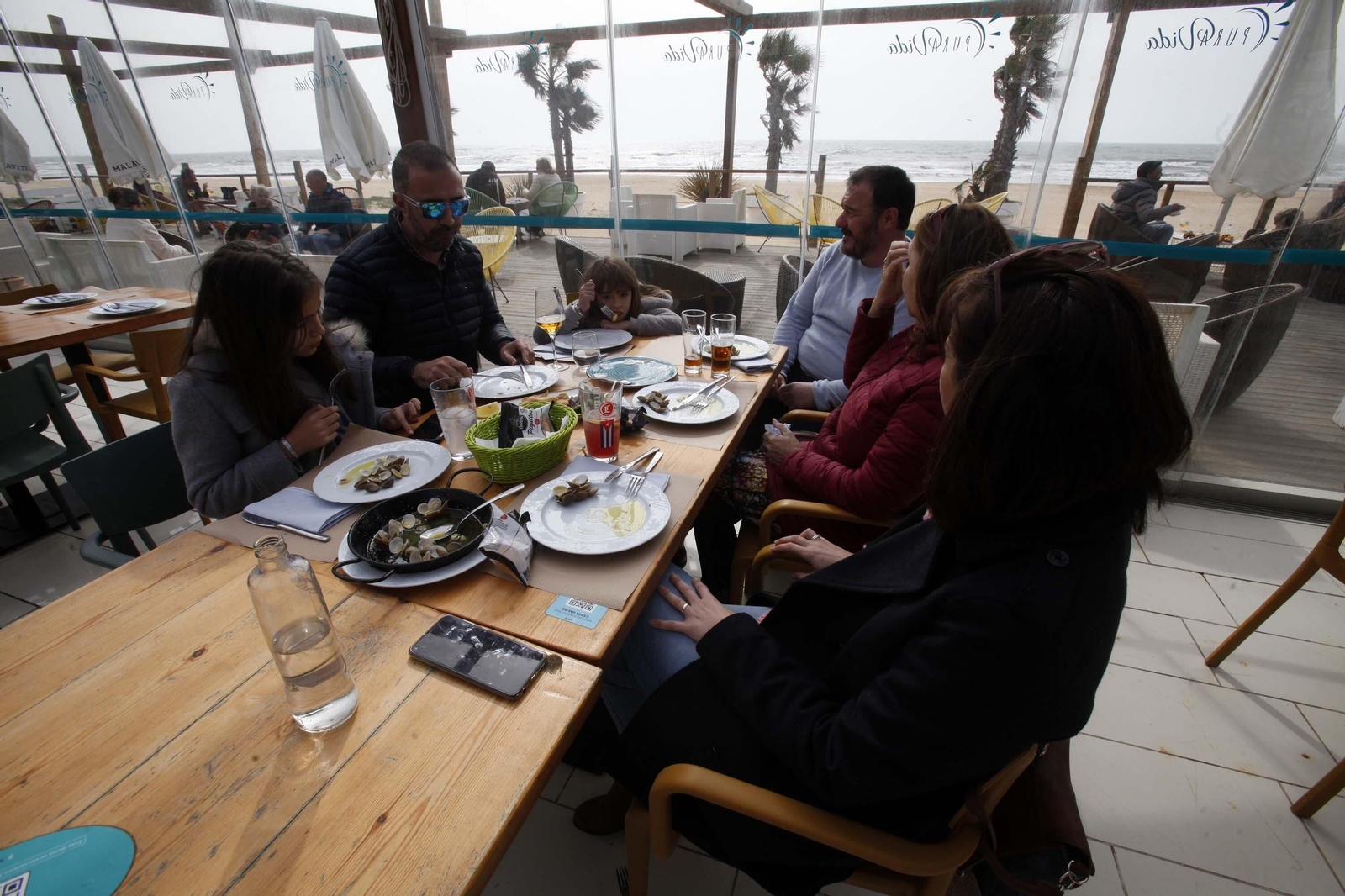 Ambiente en las terrazas de El Rompido y Punta Umbría durante este sábado.