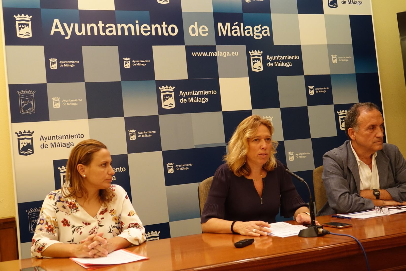 La directora de Movilidad, la concejala del Área y el presidente de Doymos, en rueda de prensa