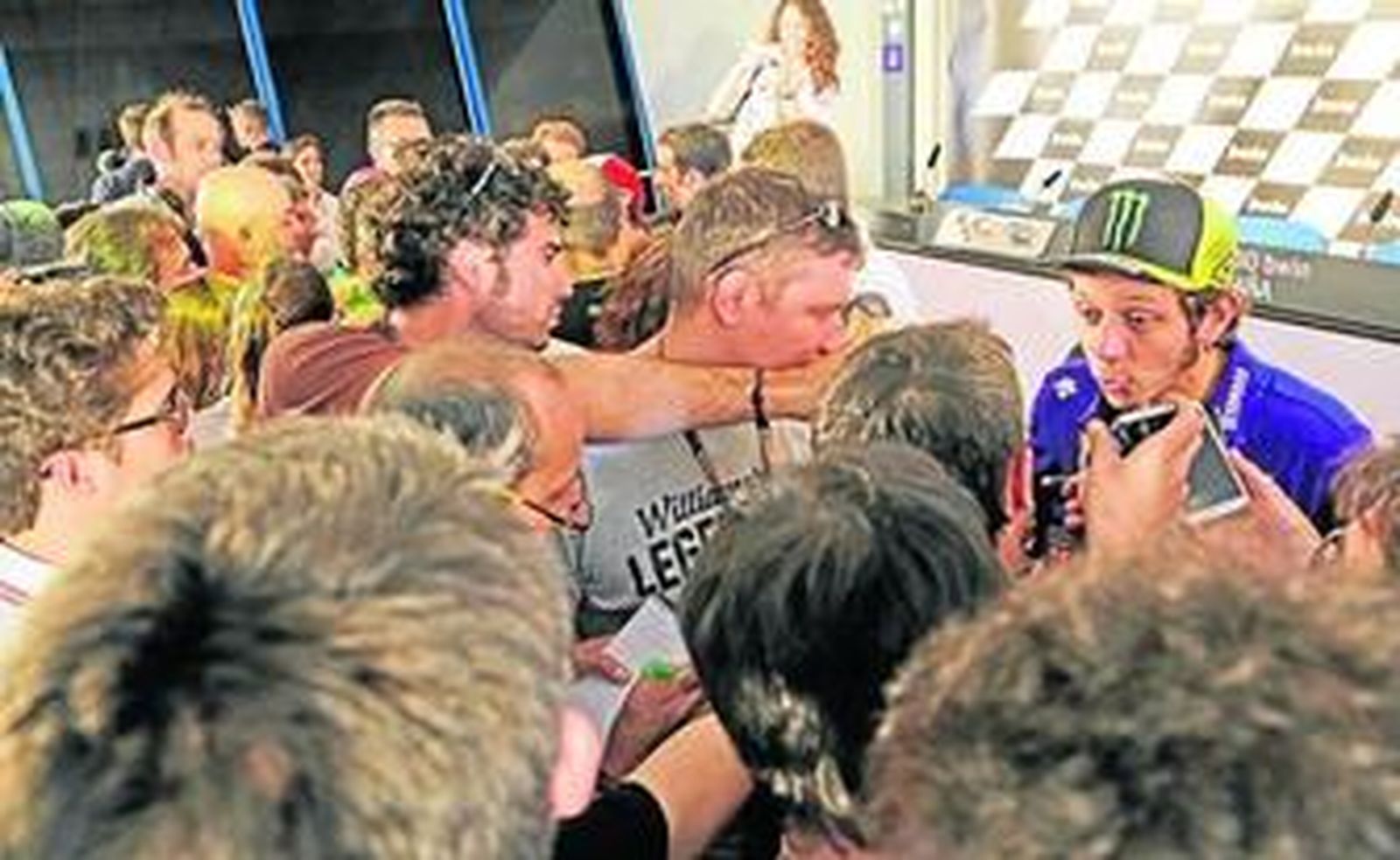 Rossi, respondiendo a los periodistas italianos tras la rueda de prensa de ayer en el Circuito.