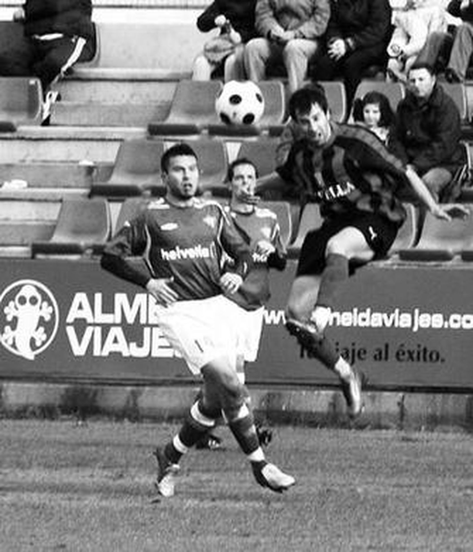 Jesús Rubio presiona en el salto de un jugador melillense.