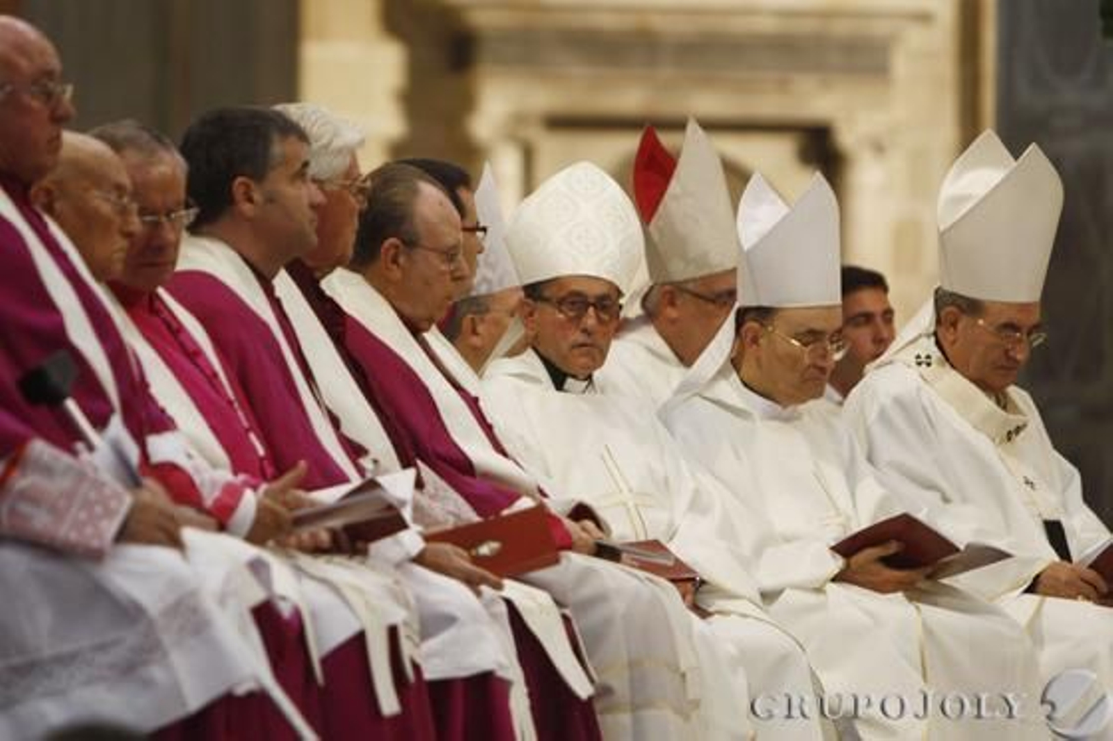 Imágenes de la toma de posesión del nuevo obispo de Cádiz y Ceuta, Rafael Zornoza Boy, en la Catedral de Cádiz.

Foto: Lourdes de Vicente - Joaquin Pino