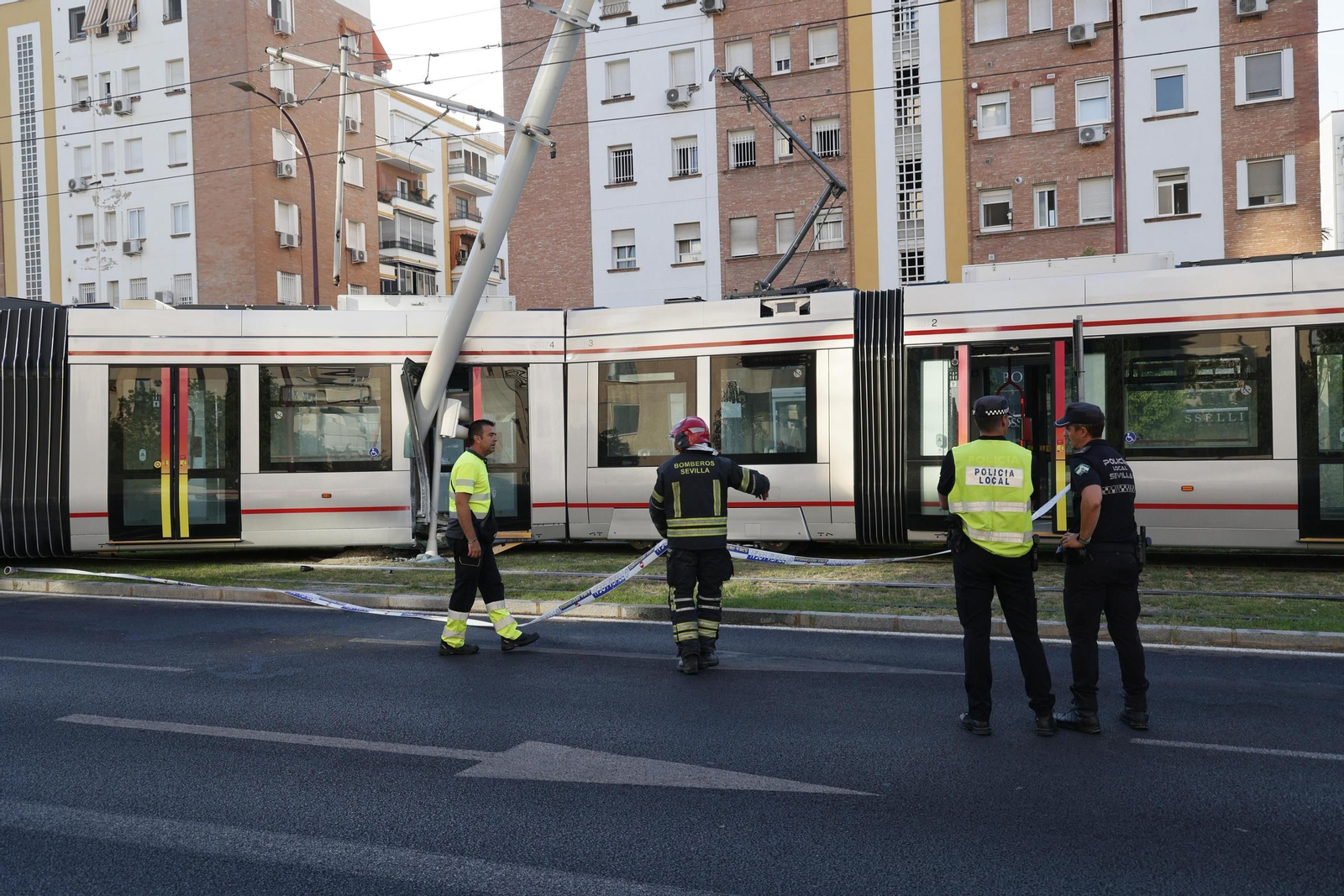 Las fotos del descarrilamiento del tranvía en la avenida de San Francisco Javier de Sevilla
