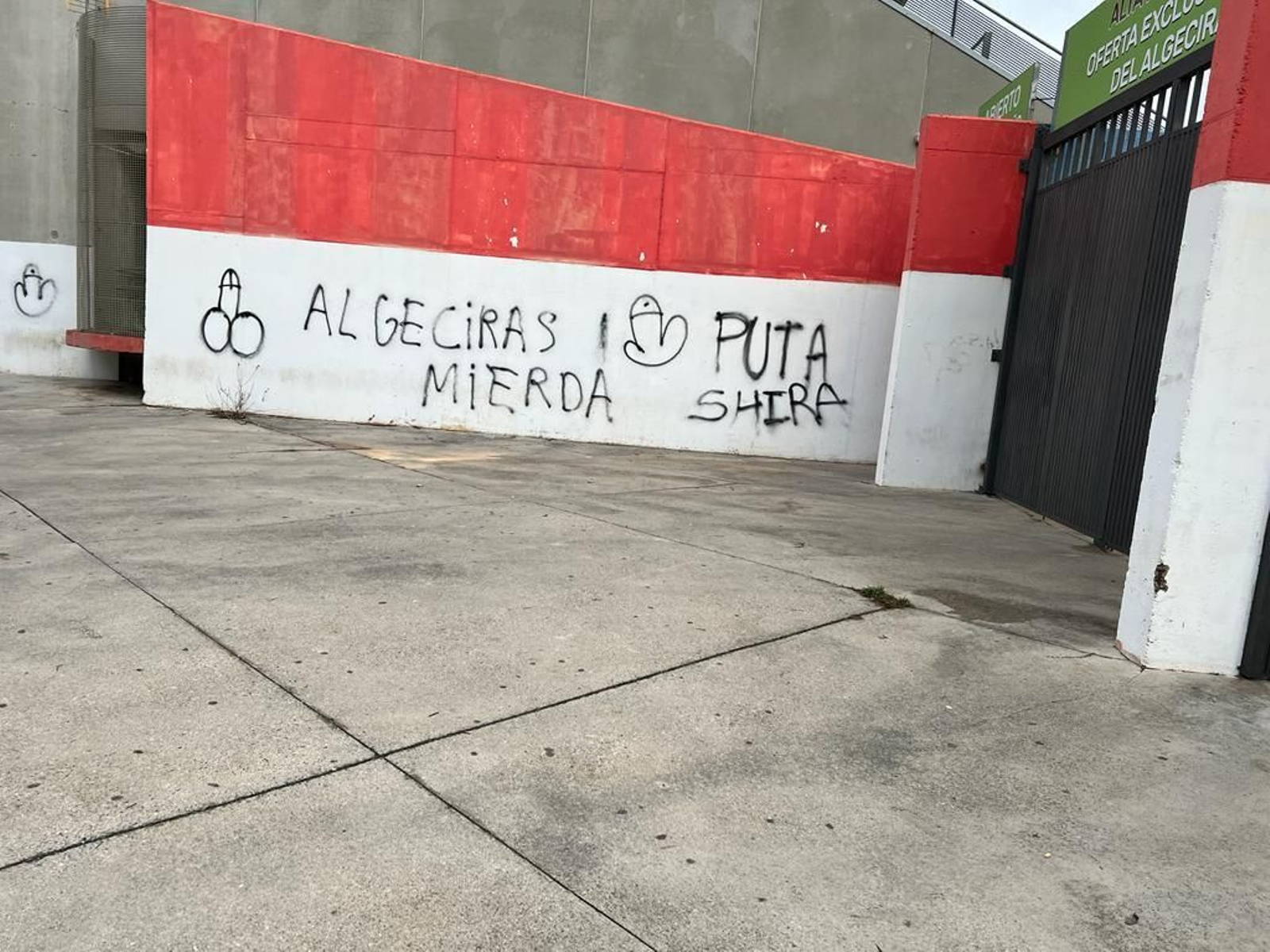 Una de las lamentables pintadas aparecidos en el Nuevo Mirador este miércoles.