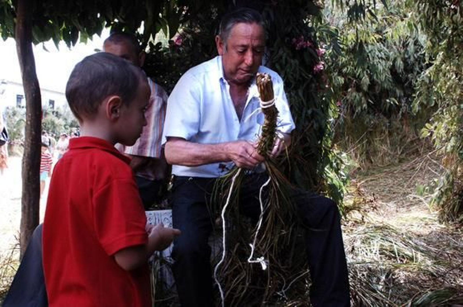 A pesar del caluroso día, ambas procesiones (declaradas de interés turístico) fueron seguidas por una gran cantidad de vecinos y visitantes. /Fotos: Ramón Aguilar

Foto: Ramon Aguilar