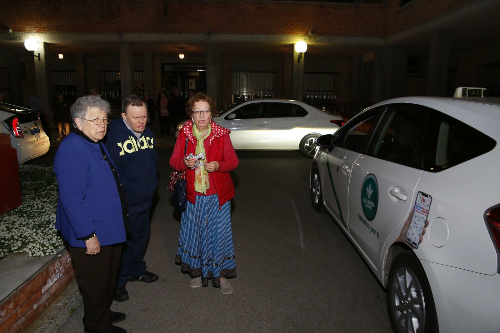 Los taxis que llevan el espíritu de la Navidad a Granada