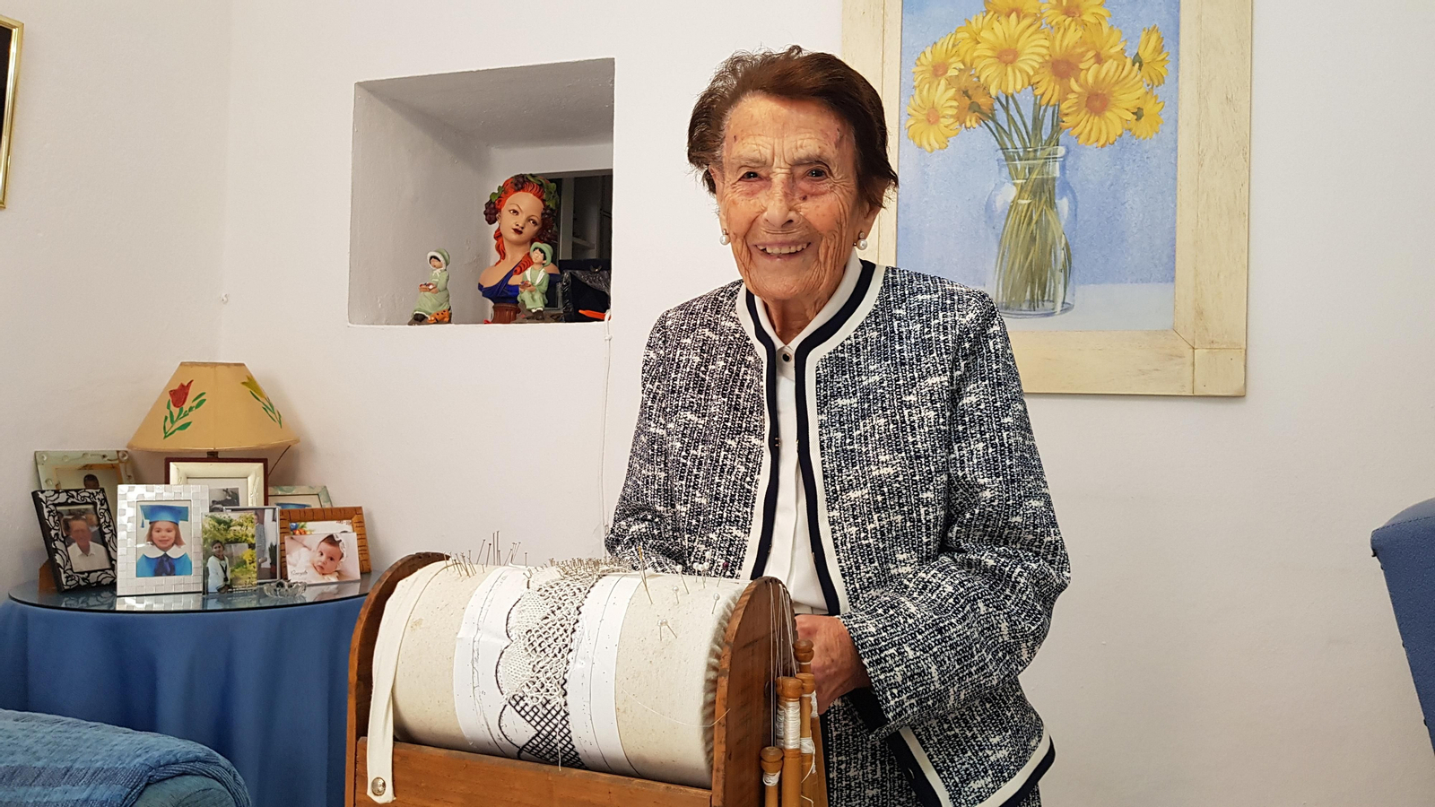 María Valadez, conocida popularmente como María Zalea, hace encaje de bolillos en su casa de Tesorillo.