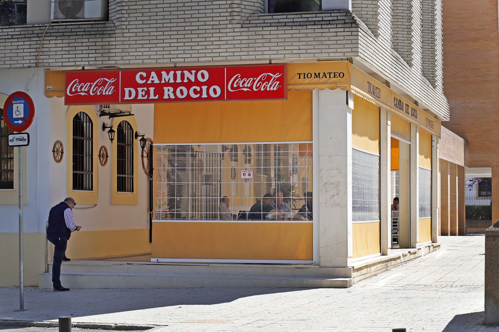El bar Camino del Rocío, en Divina Pastora,fotografiado la tarde de este lunes.