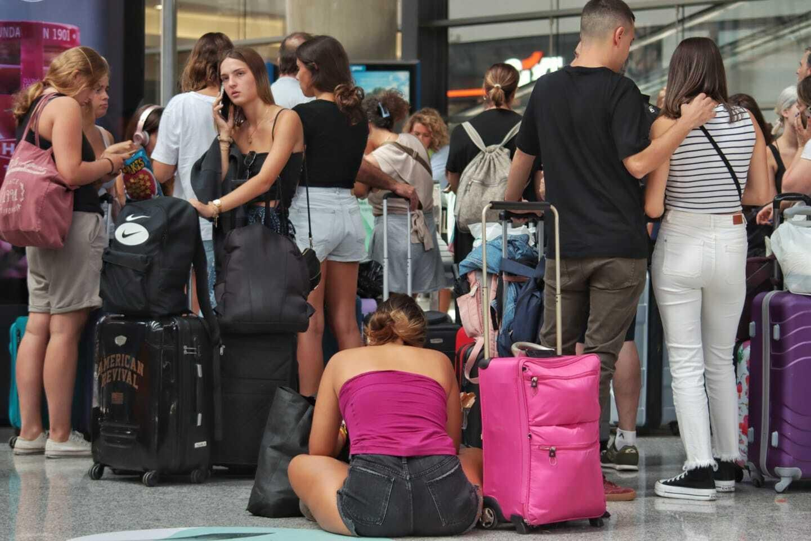 Viajeros esperan este martes en la estación María Zambrano.