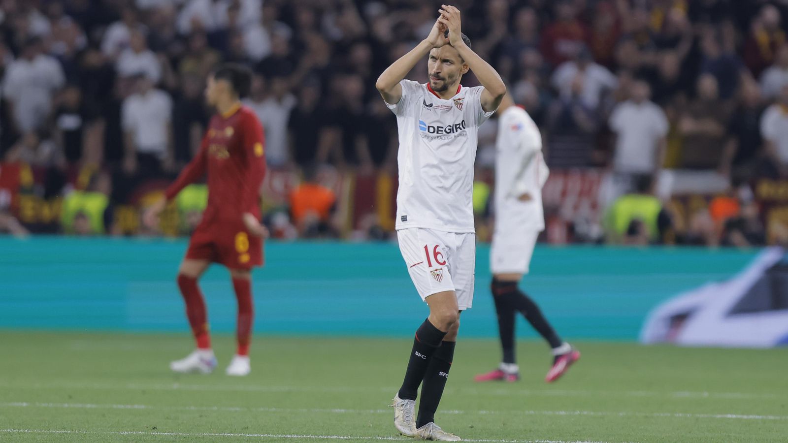 Jesús Navas saluda a la afición en el Puskas Arena, 31 de mayo de 2023, Budapest.