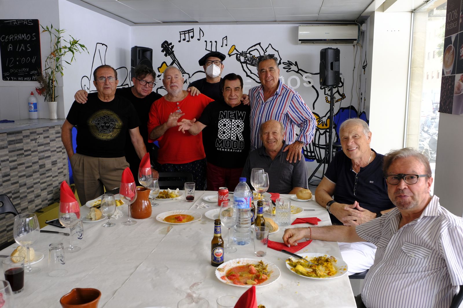 Los Teddy Boys y amigos en cafetería 2mil6 acompañados por su propietario, Ramón Quiranres.