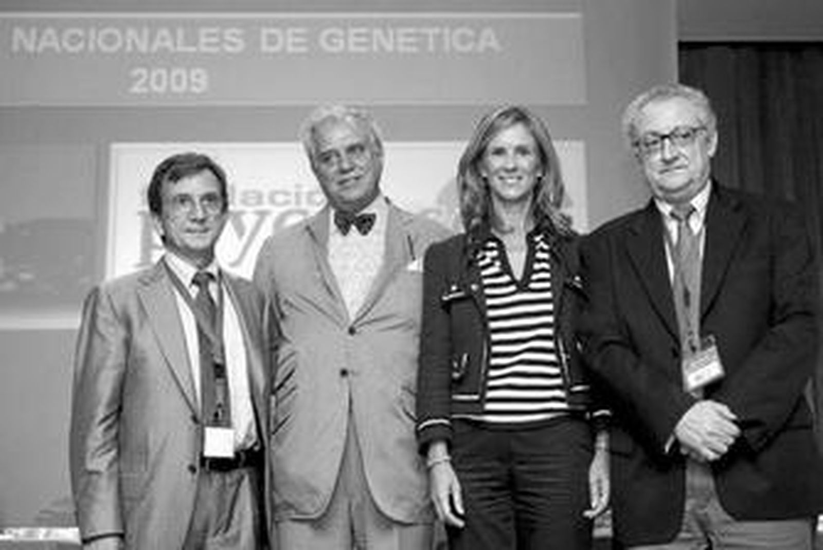 La ministra de Ciencia e Innovación, Cristina Garmendia, posa con los galardonados.