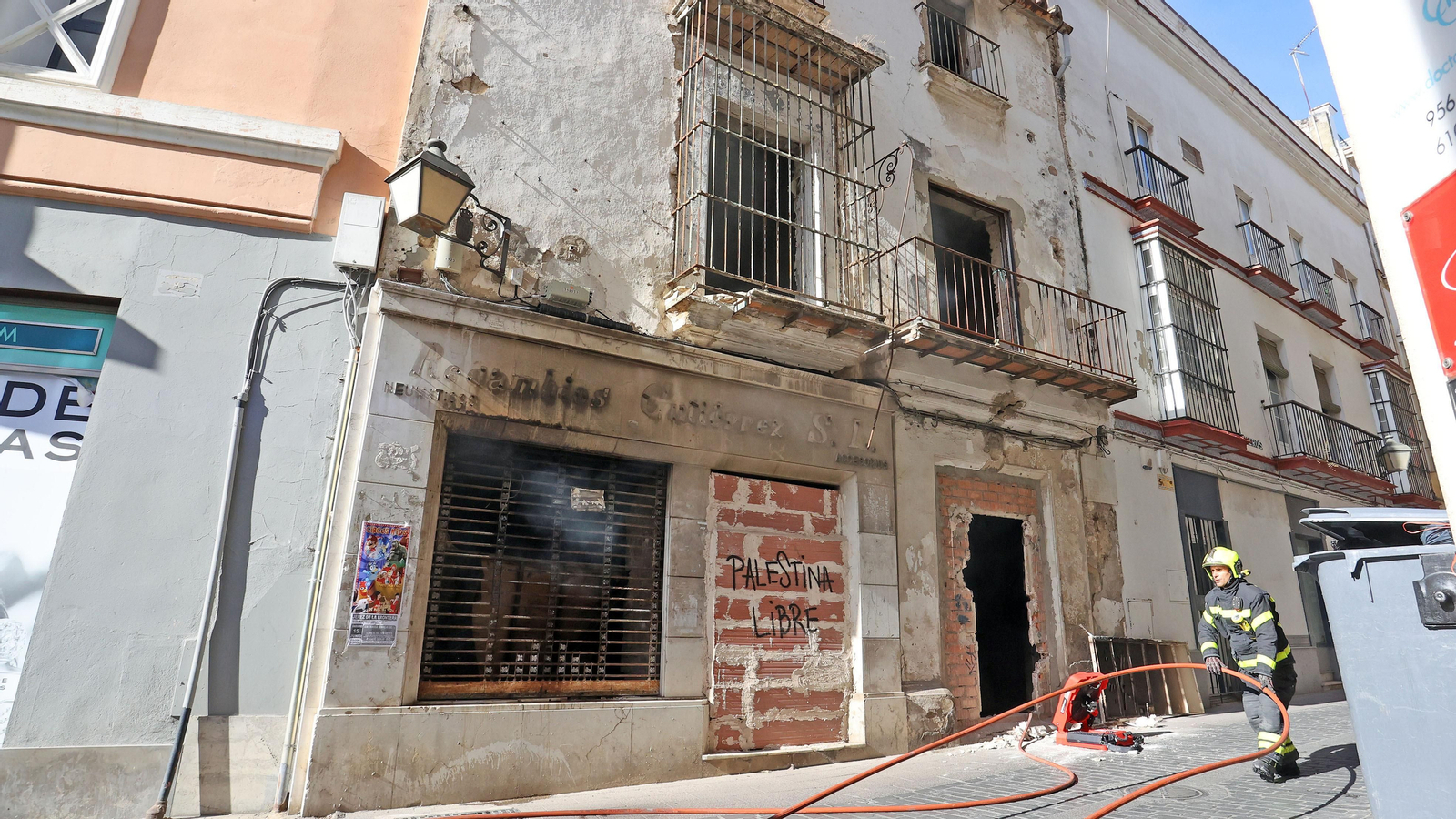 Los bomberos de Jerez intervienen en un incendio de un inmueble en calle Bizcocheros