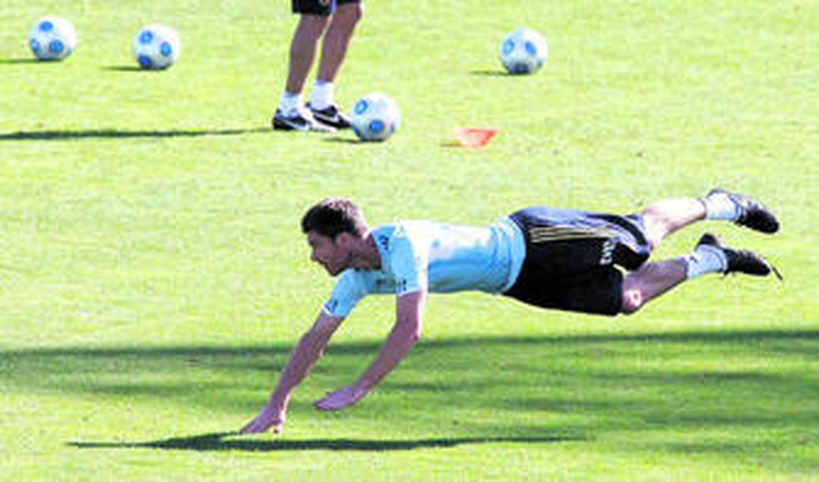 Xabi Alonso, durante el entrenamiento de la selección.