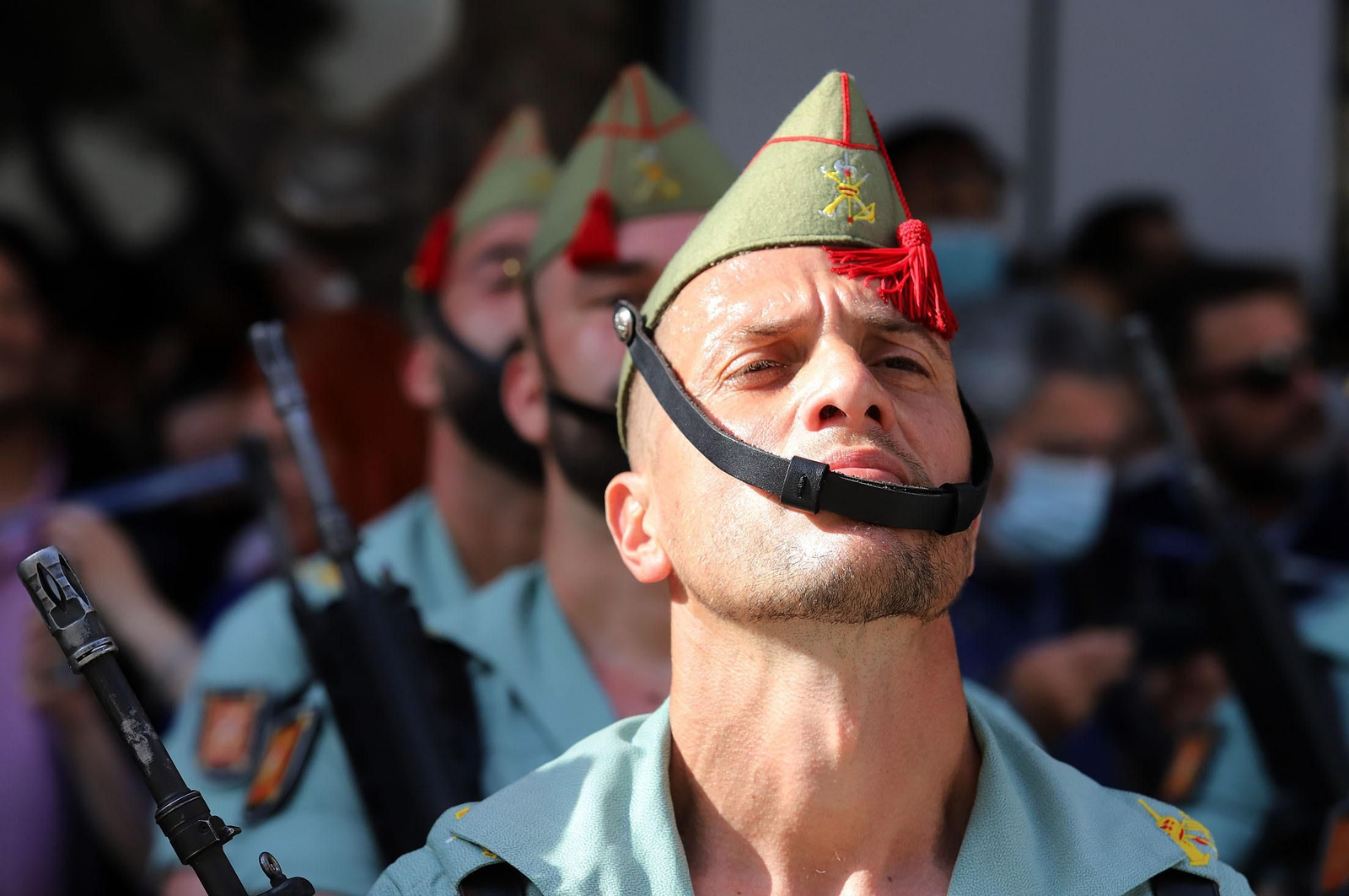 La Legión acompaña al Cristo de la Vera+Cruz en su procesión por Huelva, en imágenes