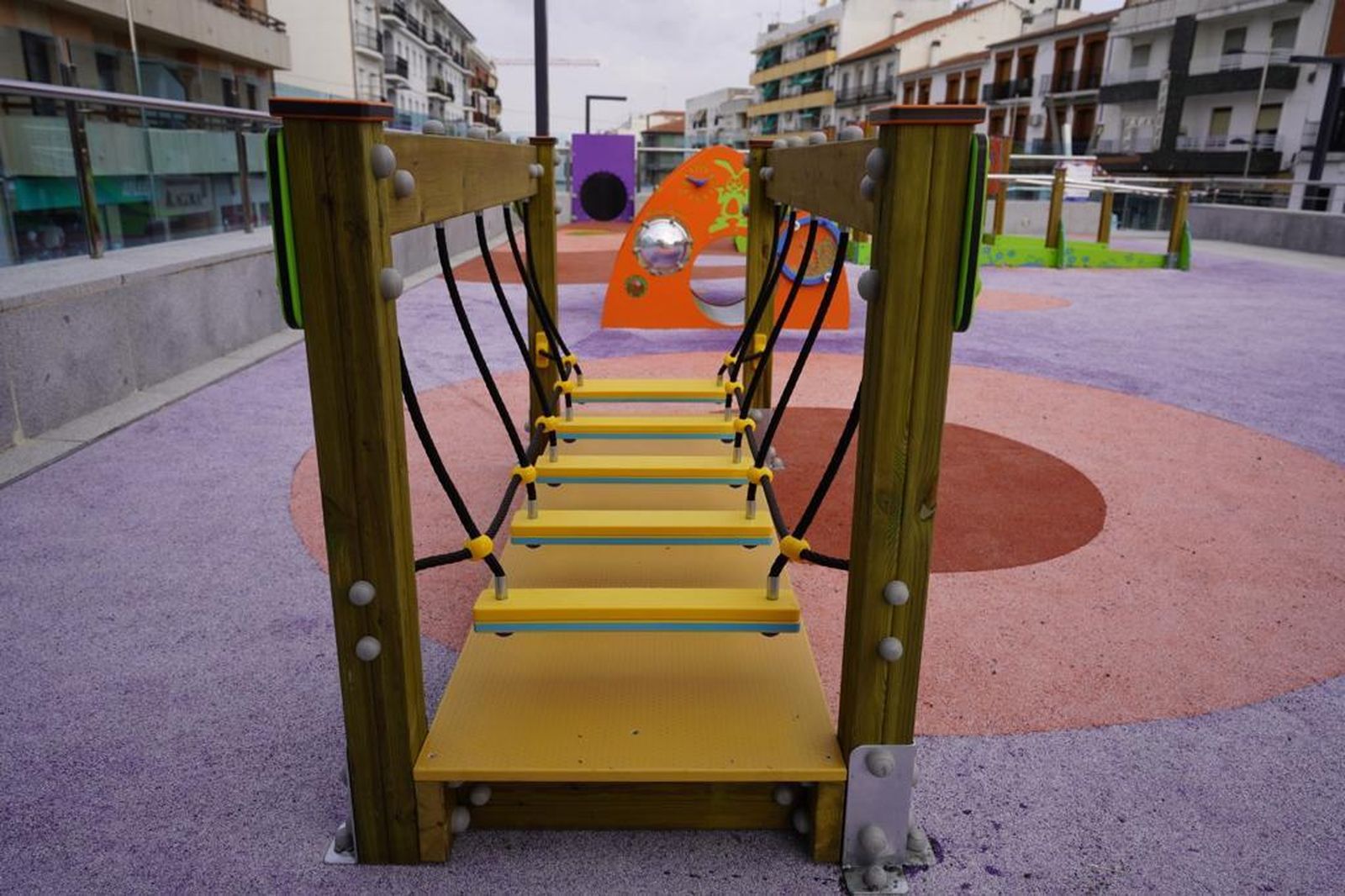 Zona de juegos en el parque infantil del Bulevar de Pozoblanco.
