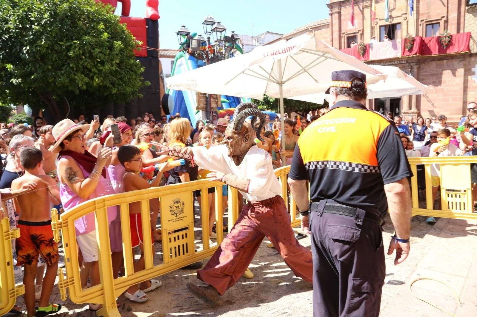 Las mejores imágenes de la fiesta de la Diablilla en Montoro: sustos, diversión y un espectacular tobogán gigante