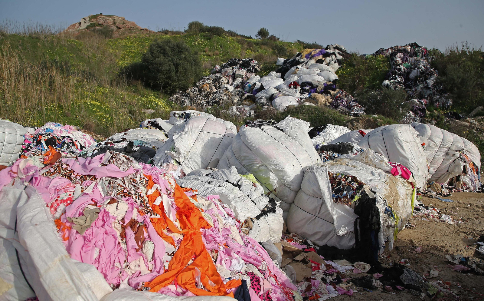 Fotos del vertedero ilegal de restos textiles y retales en el Cortijo Real en Algeciras