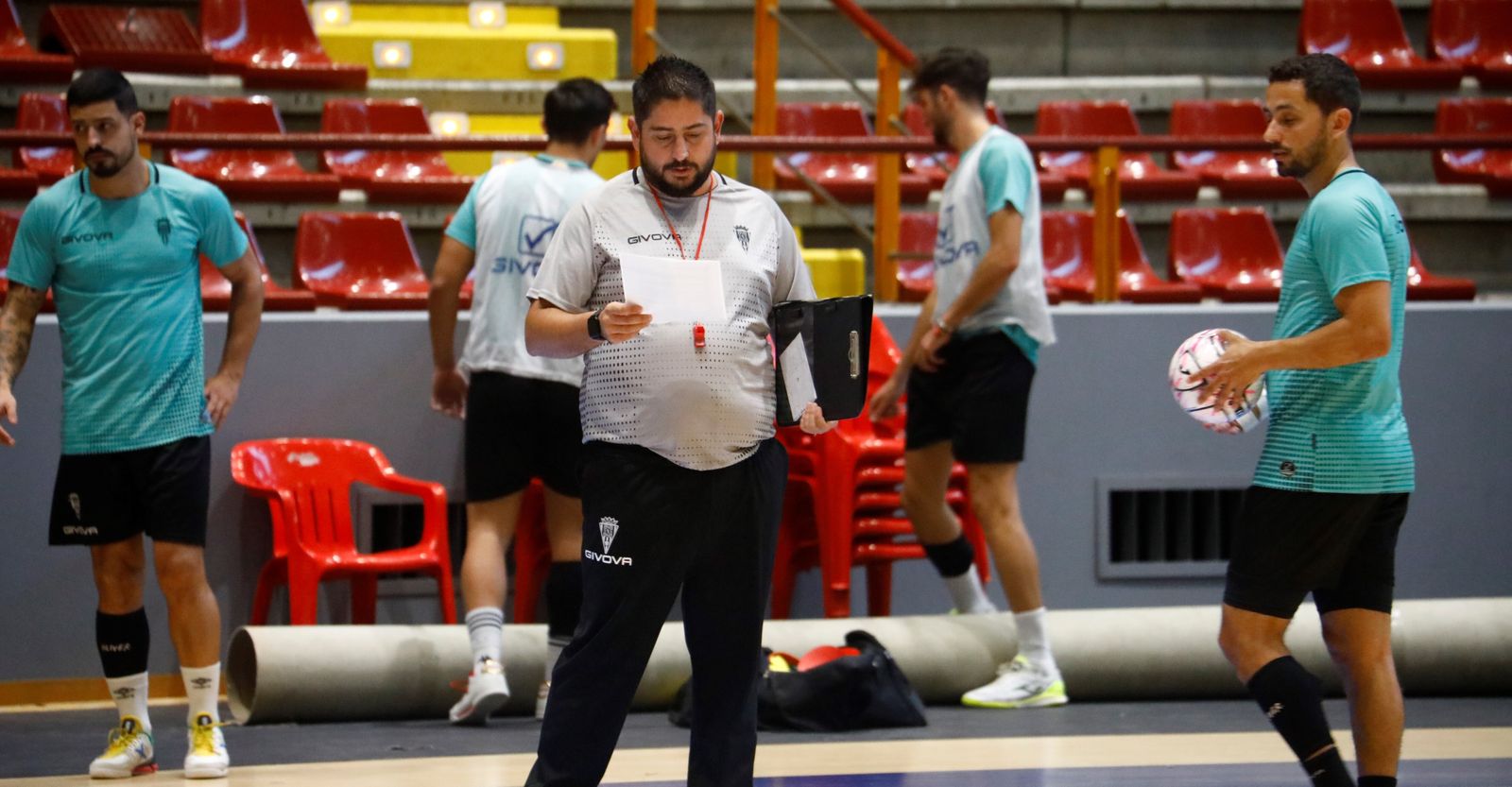 Josan González consulta sus notas en un entrenamiento del Córdoba Futsal en Vista Alegre.