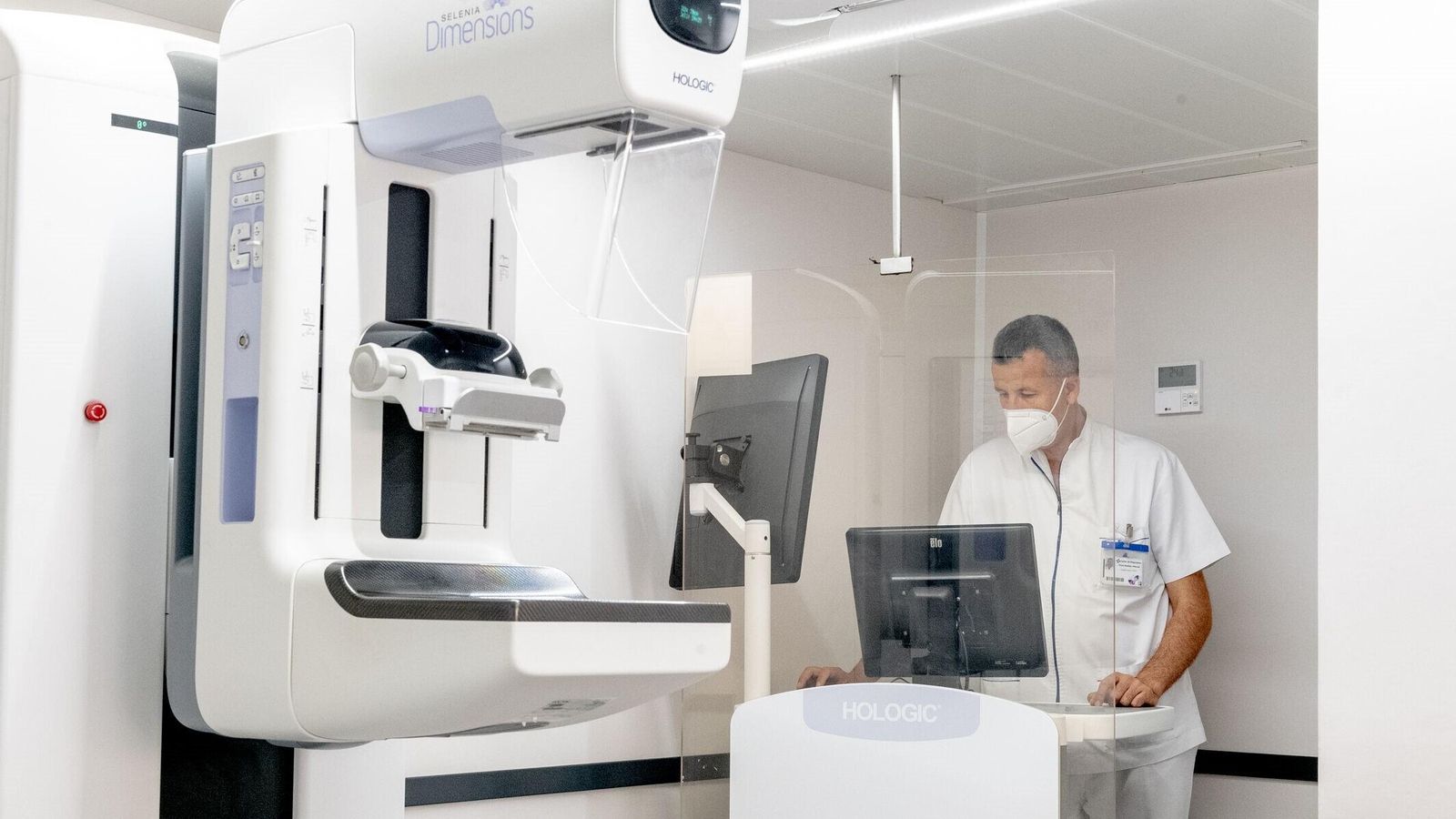 Un profesional sanitario en el interior de la caravana que recorre los pueblos de Almería y del resto de Andalucía para la realización del cribado.