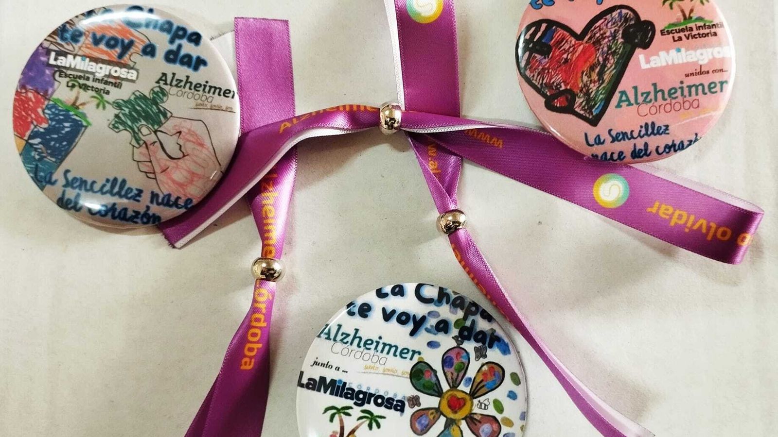 Algunas de las chapas que han vendido los alumnos.