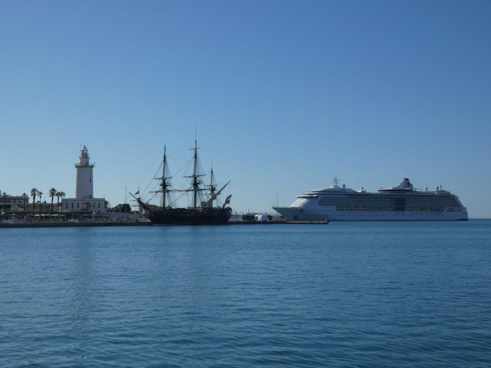 El ‘Jewel of the Seas’ y el velero sueco 'Göteborg' este viernes en el puerto de Málaga.