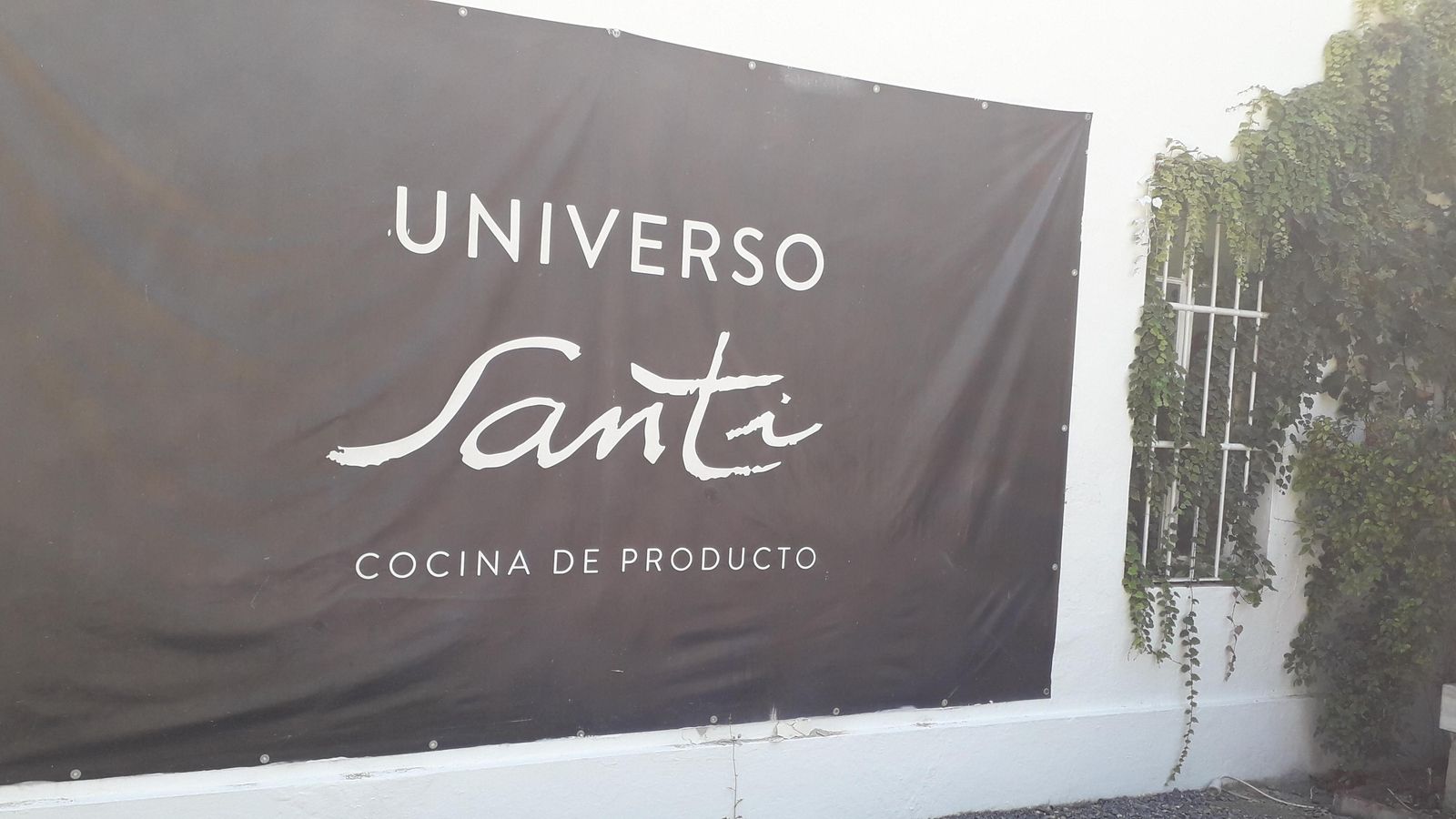 Cartel de Universo Santi en la entrada al restaurante ubicado en la Finca El Altillo.