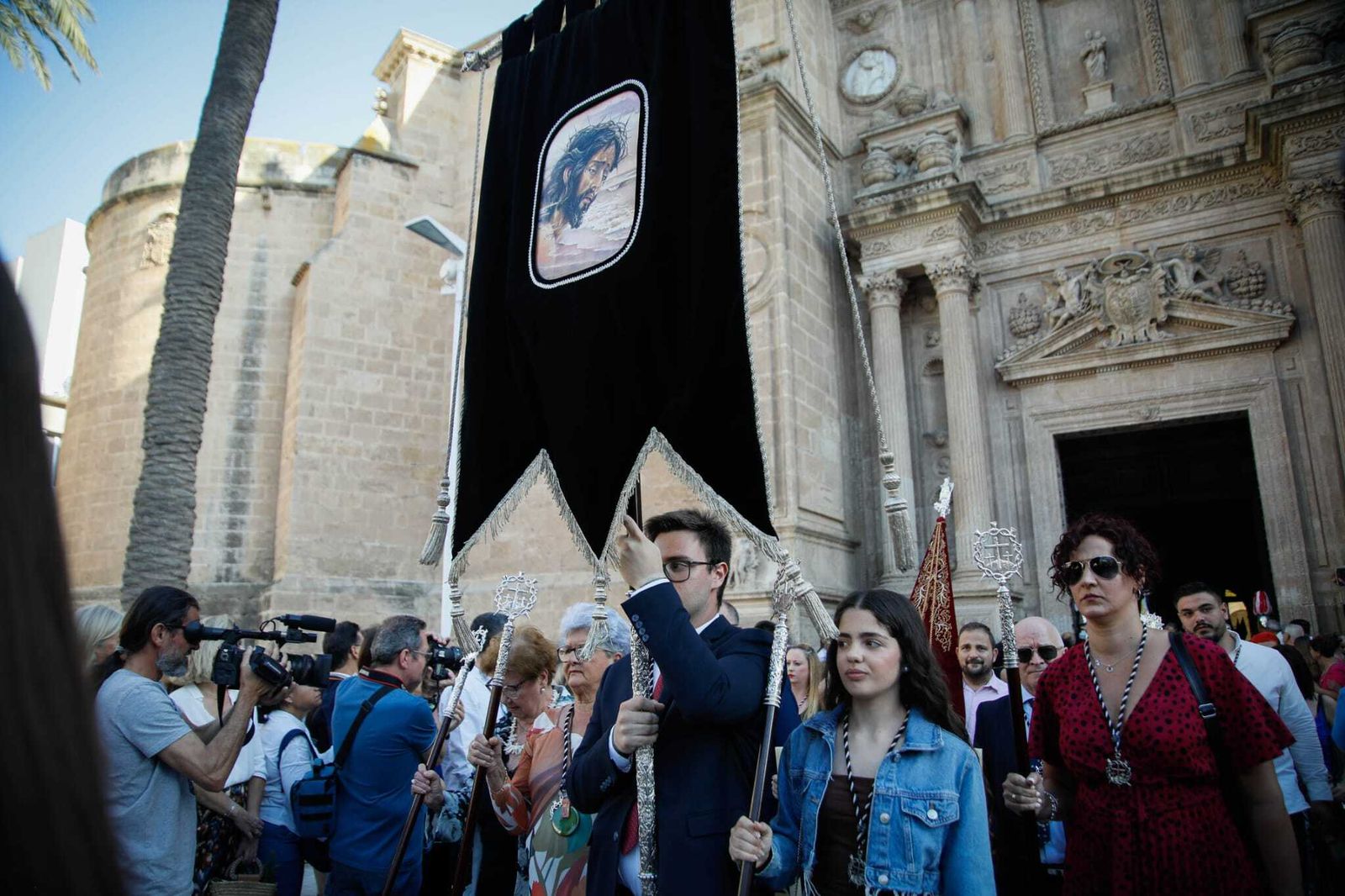 Imágenes de la procesión del Corpus Christi en Almería: así han sido la misa y la posterior marcha por la capital