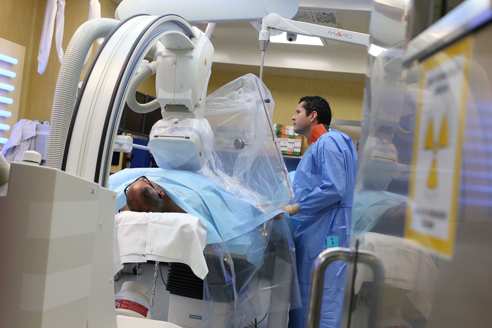 Un paciente se somete a una operación en el Hospital Virgen Macarena.
