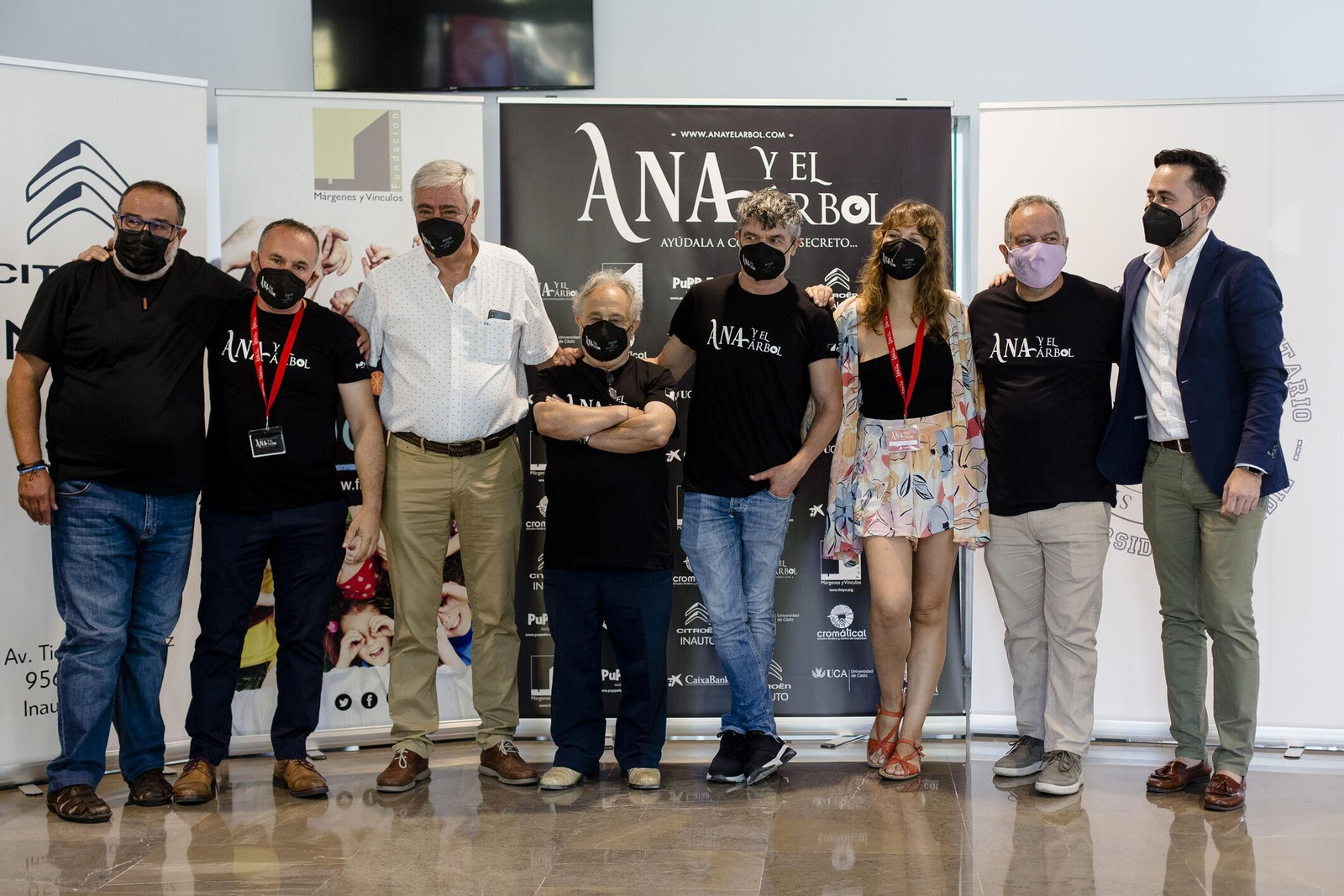 Parte del equipo del cortometraje 'Ana y el árbol',  en el Colegio Mayor de la UCA.