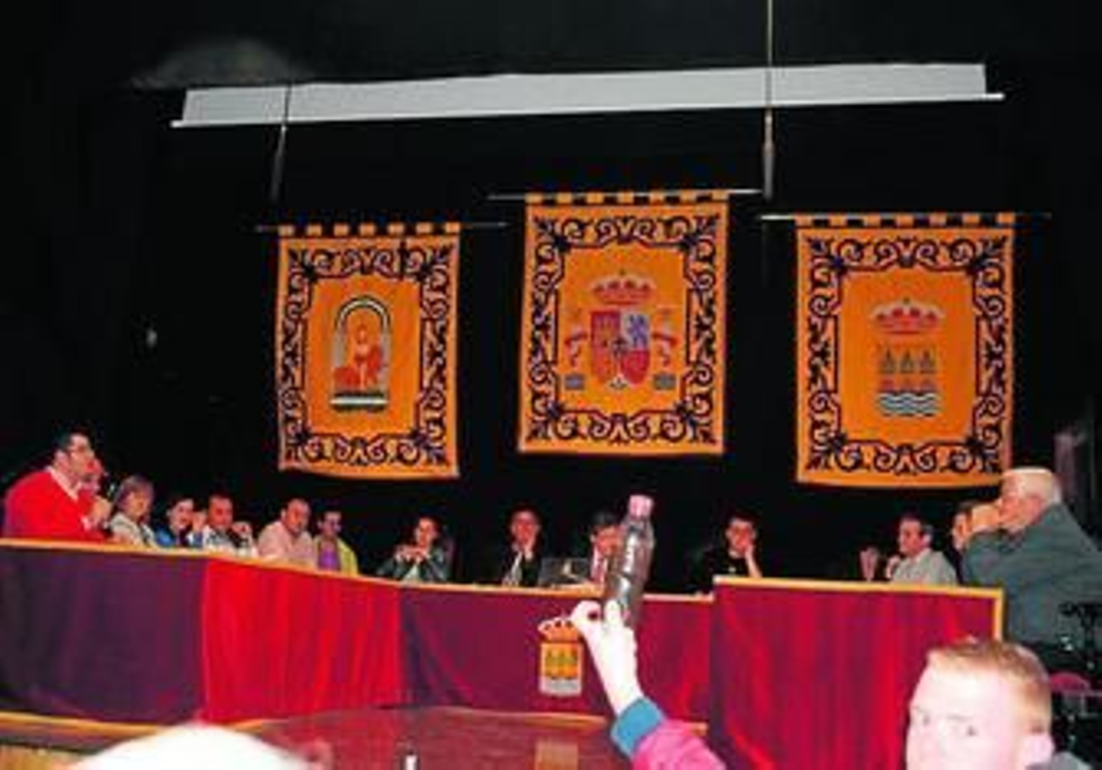 Un vecino mostró el agua que sale por los grifos.