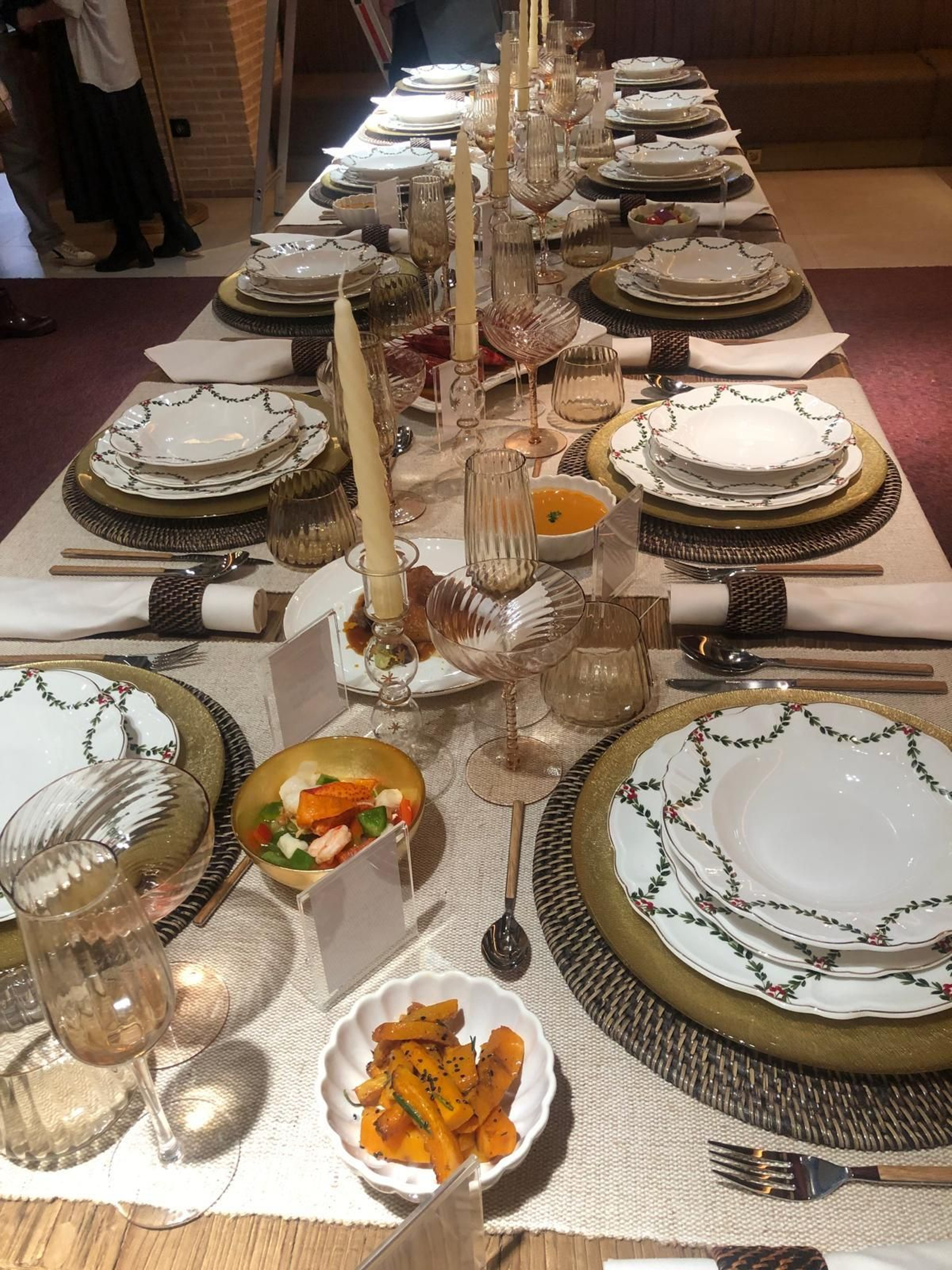 Una mesa donde todo está preparado para disfrutar de los nuestros en Navidad