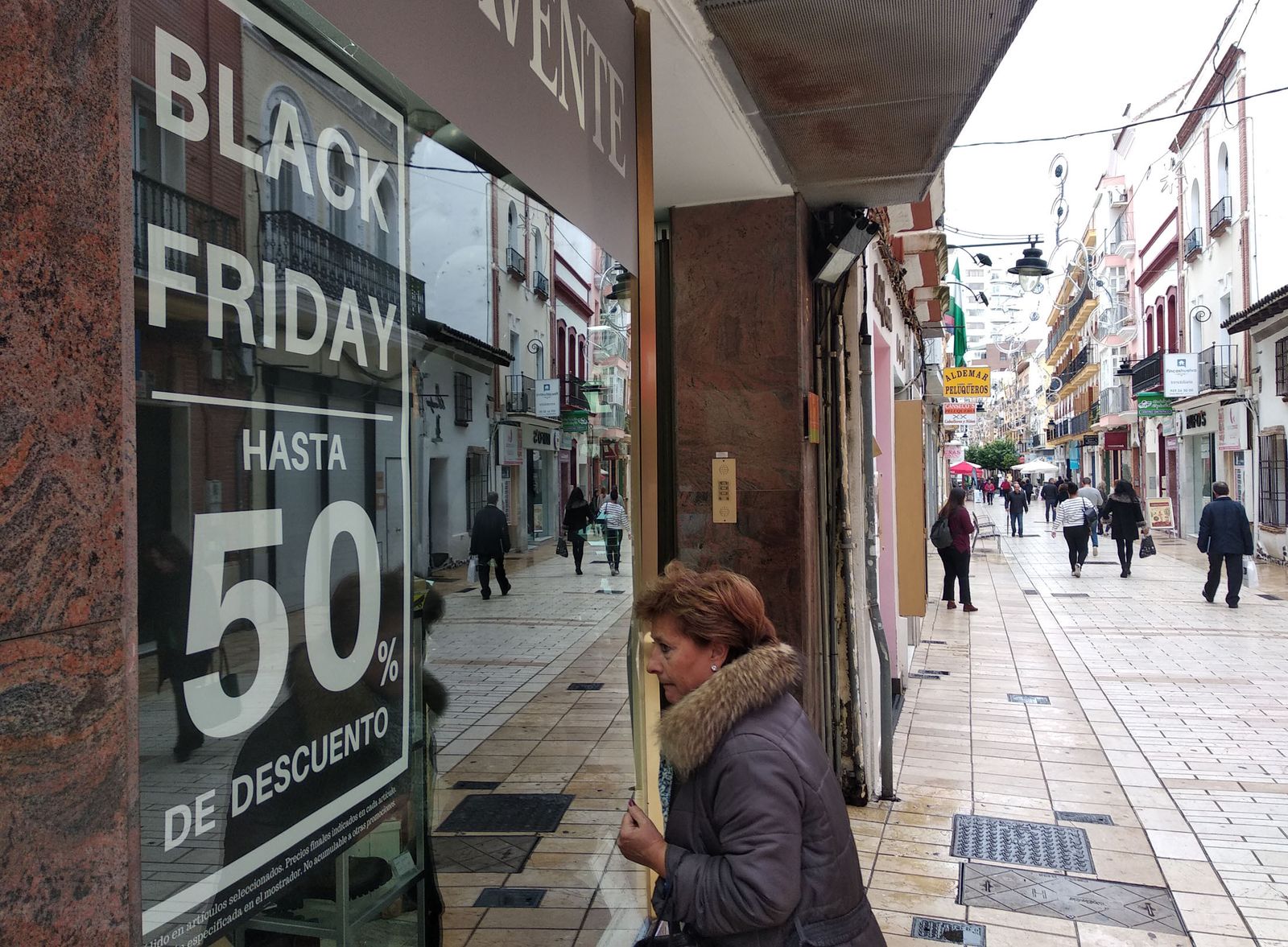Una mujer observa el escaparate de un comercio de la calle Berdigón durante la campaña del año pasado.