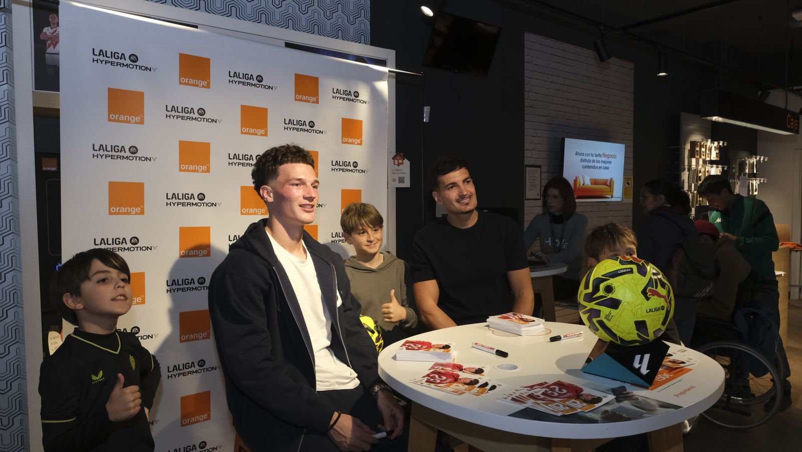 Búscate en las fotos de la firma de los jugadores de la U.D. Almería en la tienda Orange