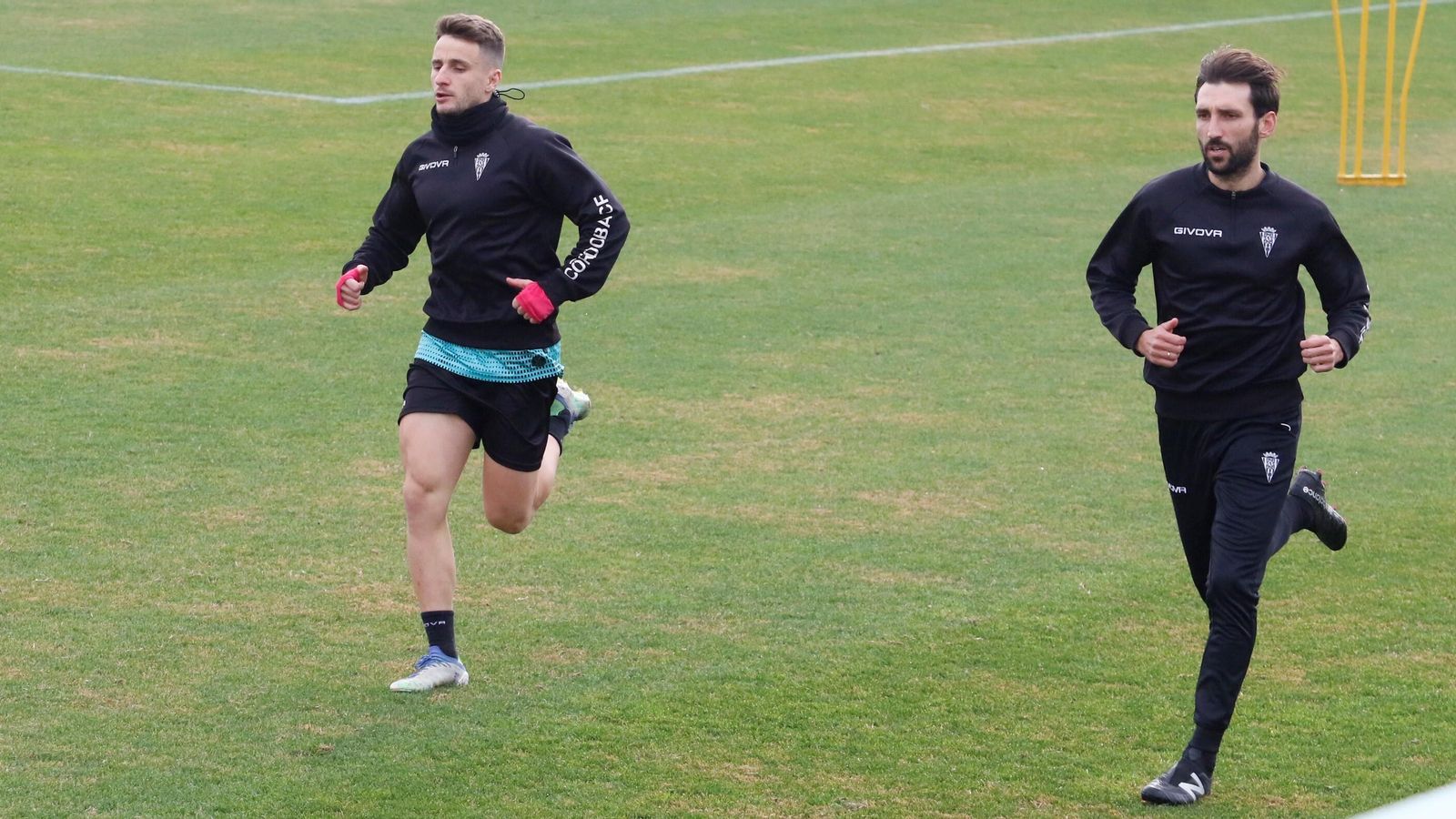 Ekaitz Jiménez y Álex Bernal, al margen del grupo en el final de la sesión.