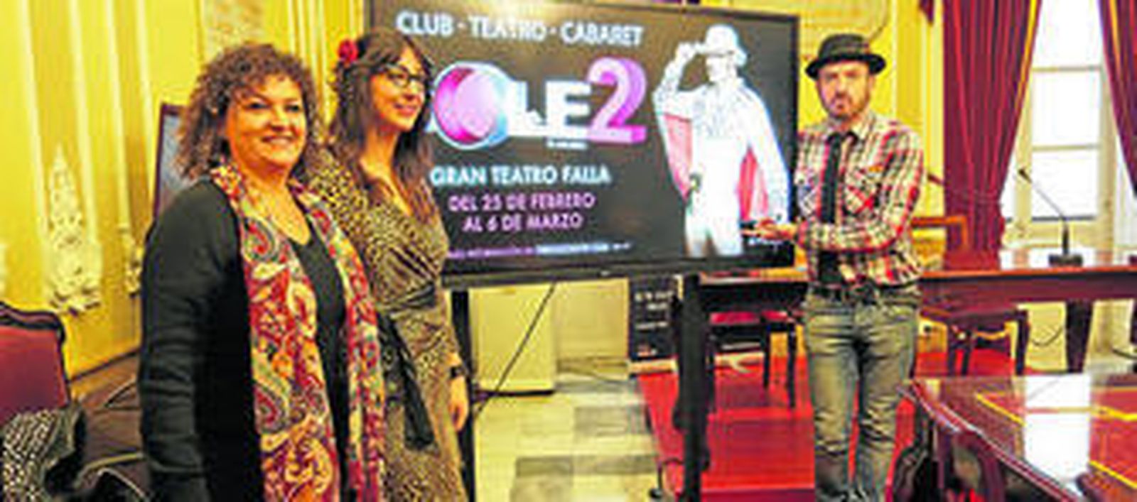 Eva Tubío, Itxaso Barrios y Alex O'Dogherty, ayer en el Salón Isabelino del Ayuntamiento durante la presentación del espectáculo The Hole 2.
