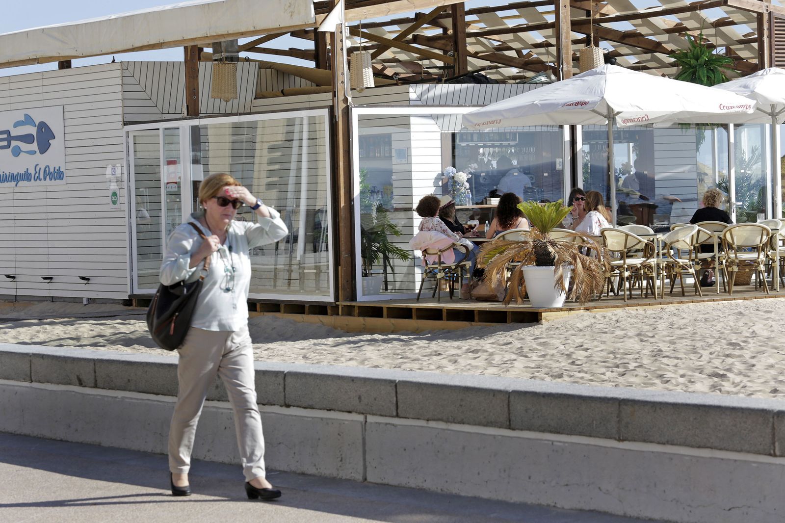 Una mujer pasea por delante del chiringuito El Potito.