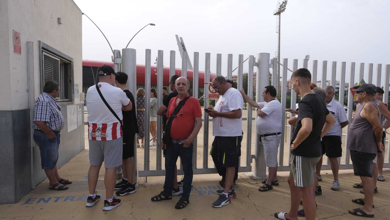 Un grupo de seguidores esperando renovar su abonos en las puertas del Estadio