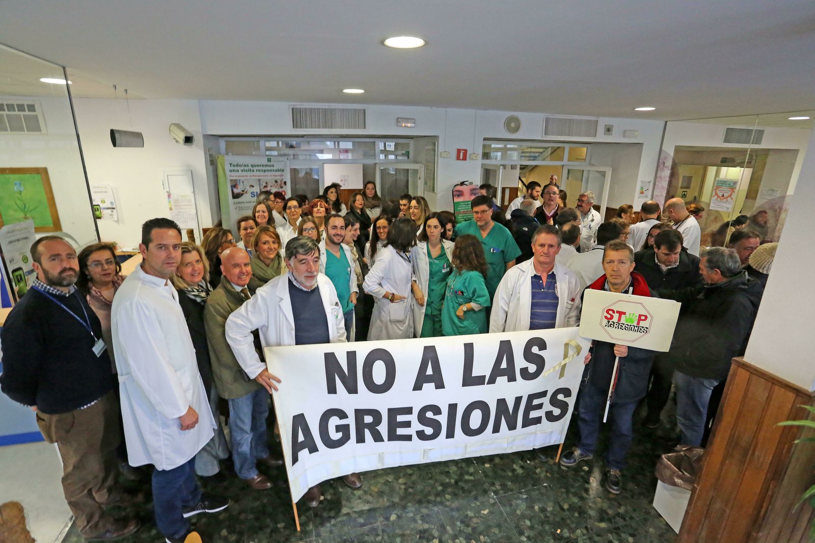 Una pasada concentración en protesta por las agresiones a personal sanitario.