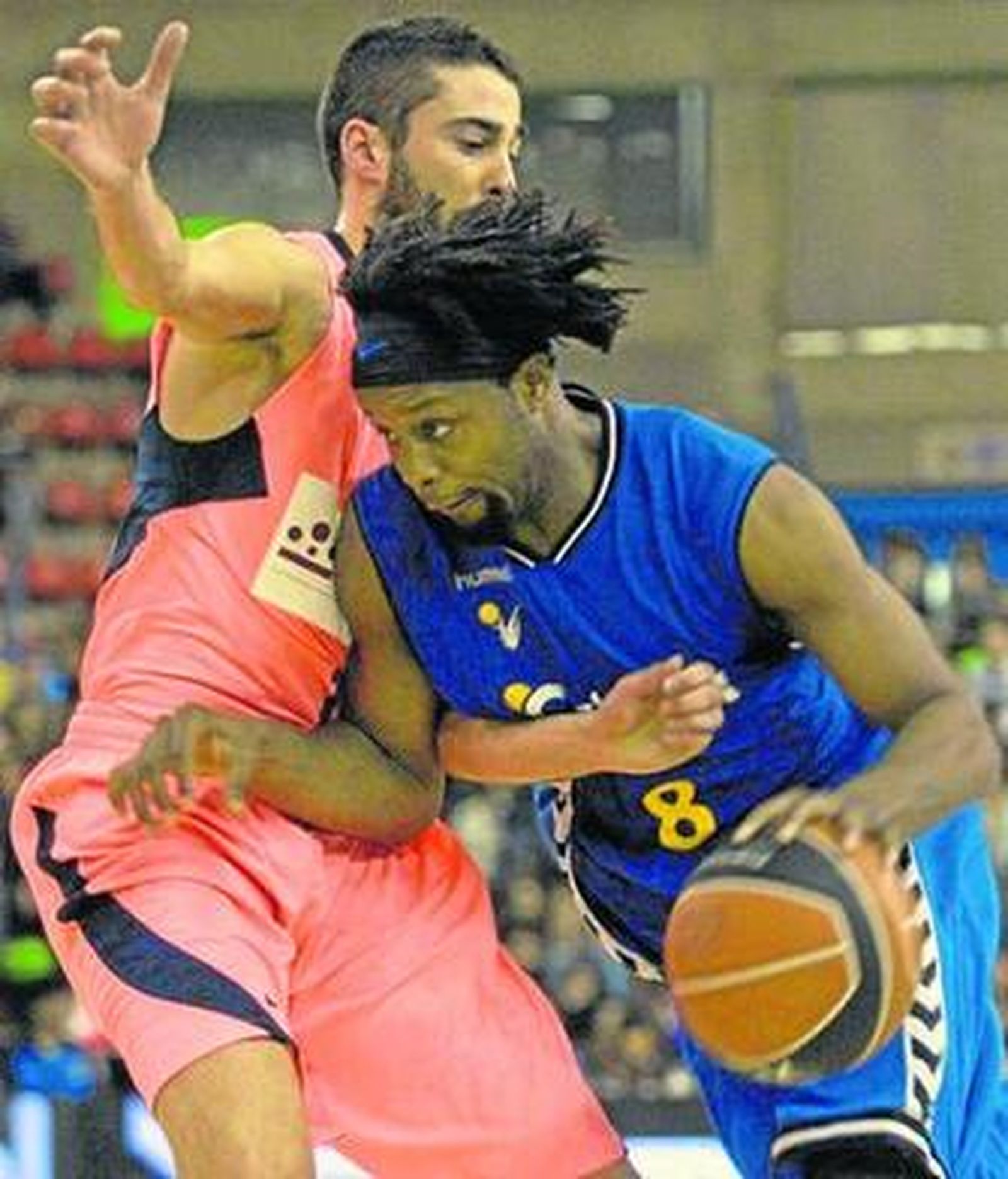 Navarro defiende la acometida del panameño Douglas.