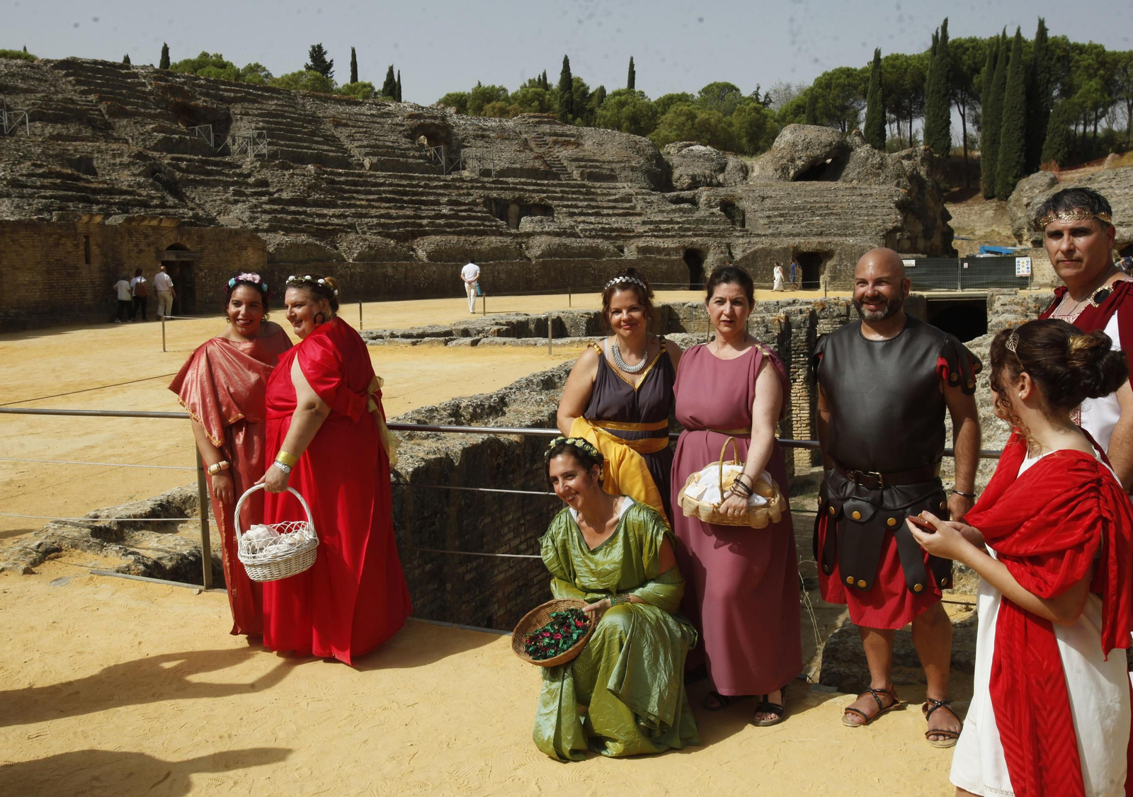 Vestidos de romanos para reivindicar que Itálica sea Patrimonio de la Humanidad