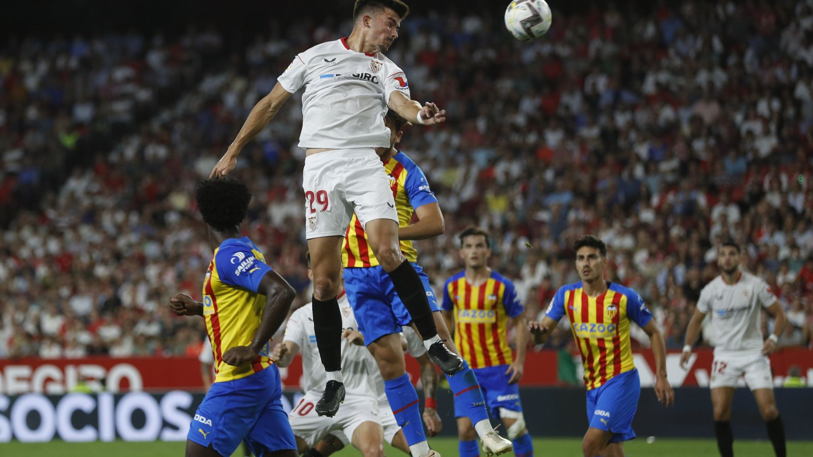 Kike Salas se eleva muy arriba para tocar en la jugada del gol sevillista.