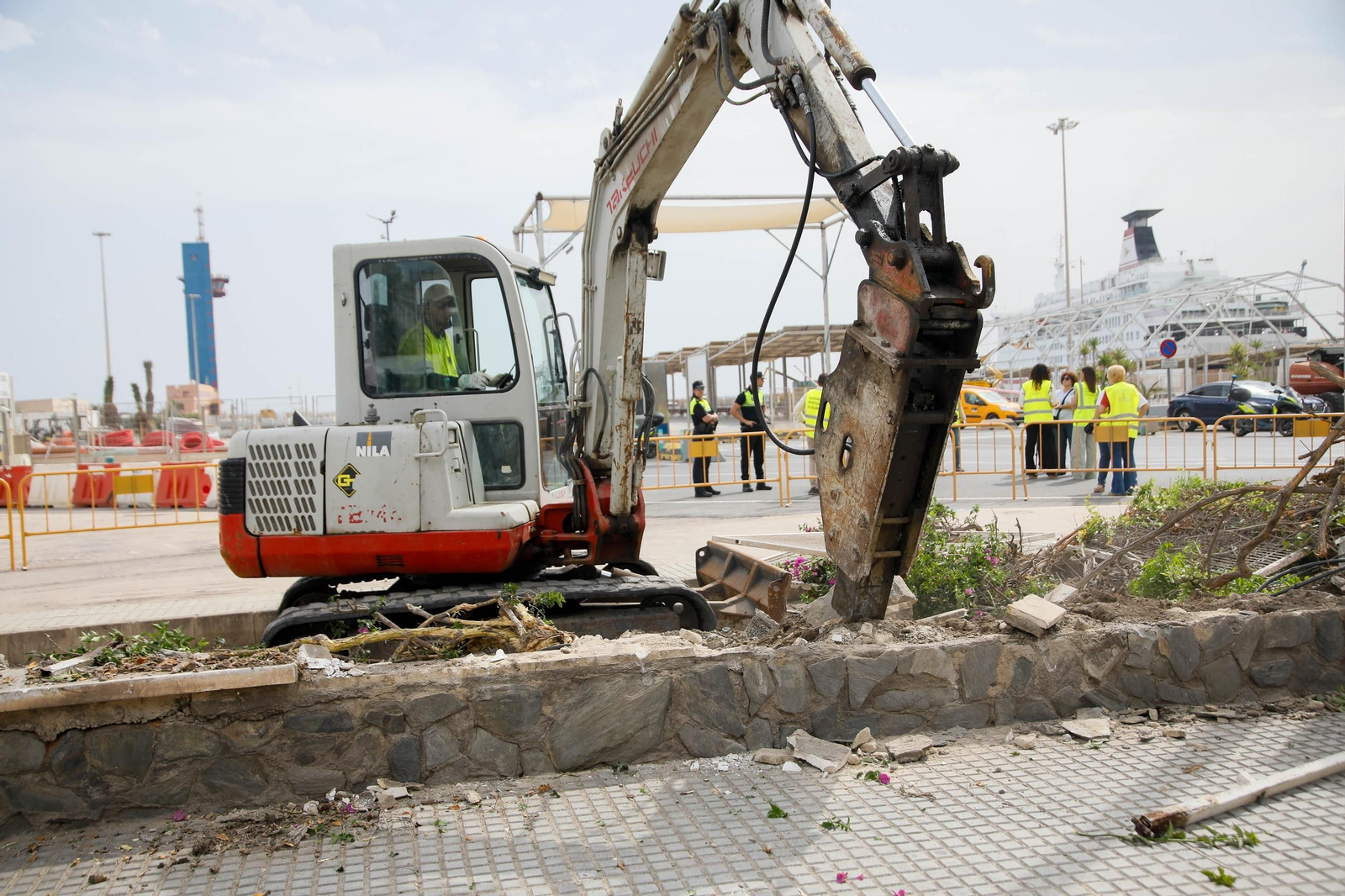 Las imágenes del derribo de la valla del Puerto, entrada de Muelle de Levante y Ribera I de Almería
