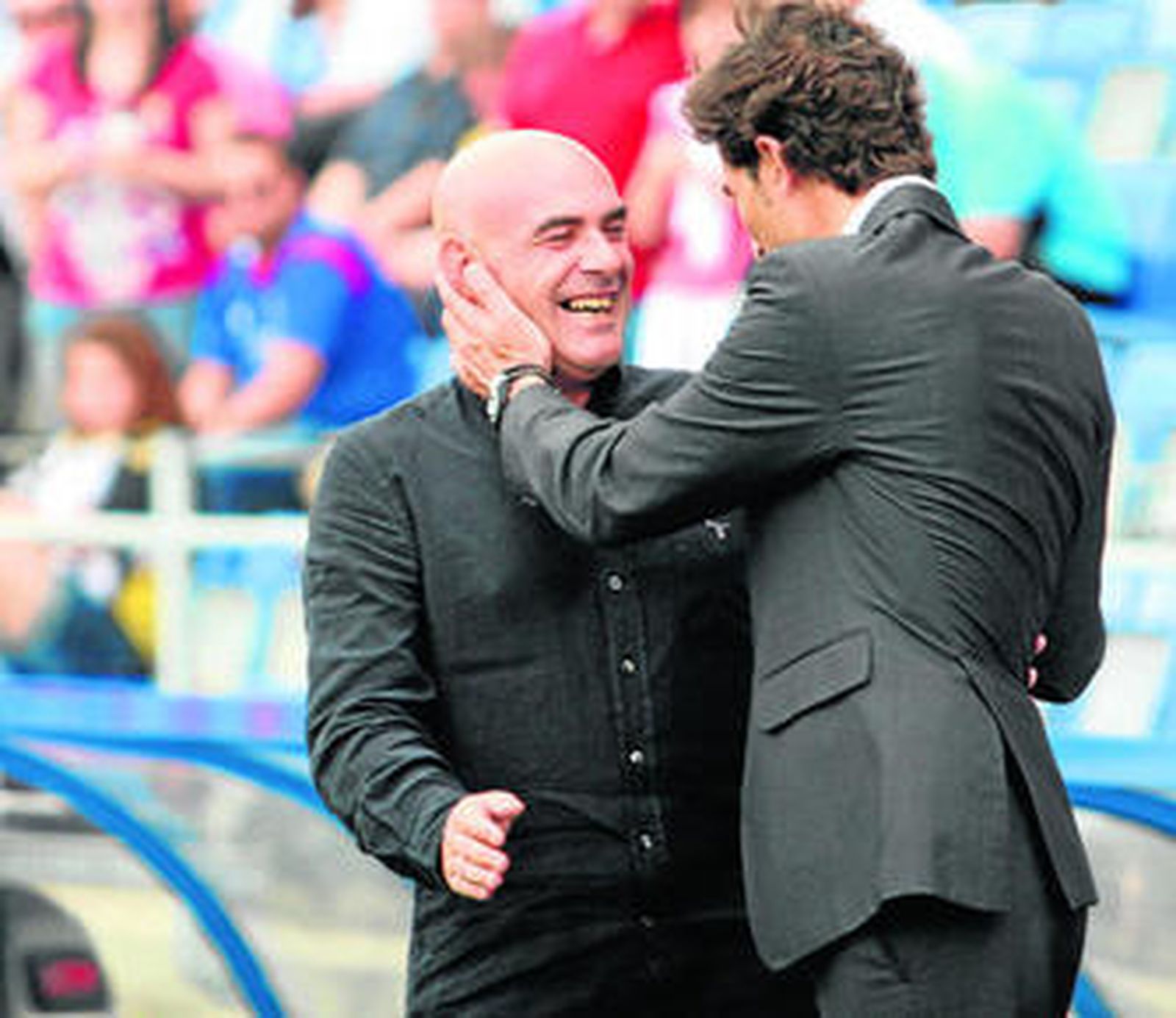 Juanma Rodríguez, técnico recreativista, saluda a Carlos Ríos, preparador del Cartagena.