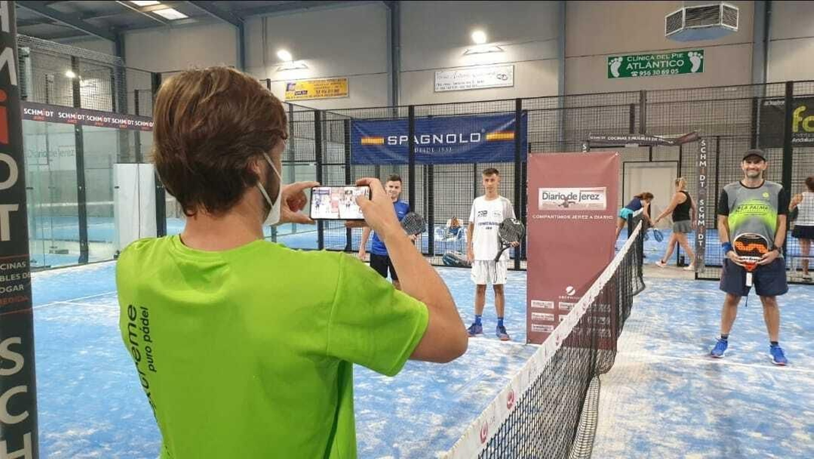 Fran Pérez, organizador del torneo, hace una foto de unos jugadores antes del partido.