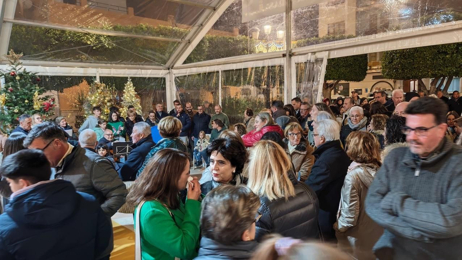 El viento toca, pero no derriba, la inauguración del periodo navideño en Albox