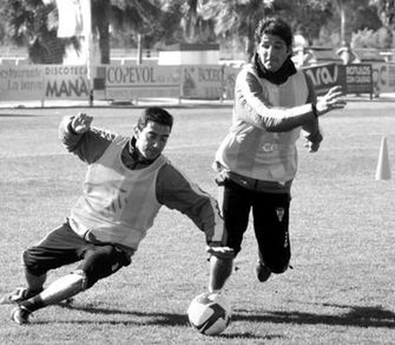 Santi Carpintero trata de frenar una internada de Yordi en un entrenamiento.