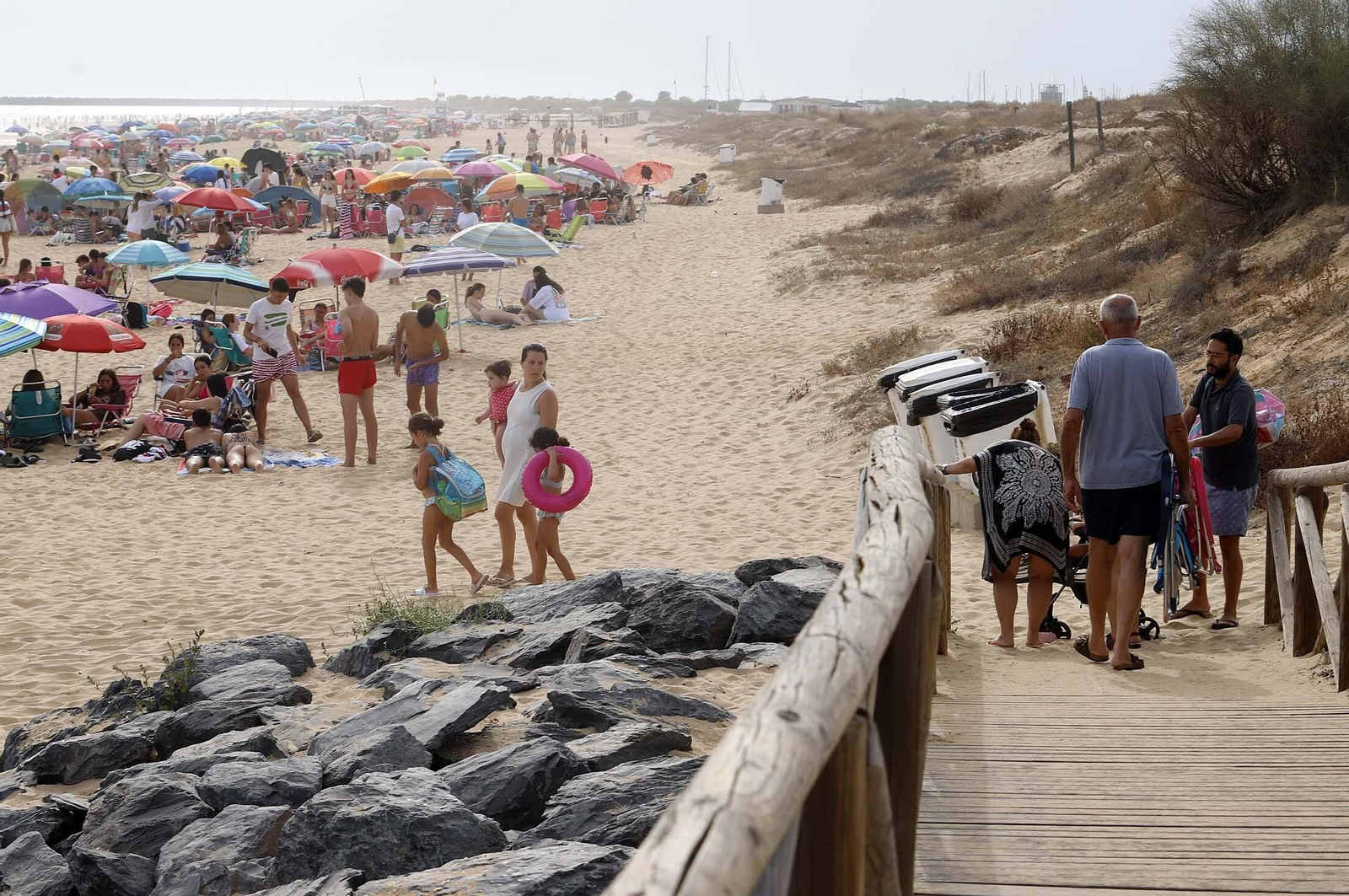 Ambiente en la playa de Mazagón en la tarde del martes, en imágenes